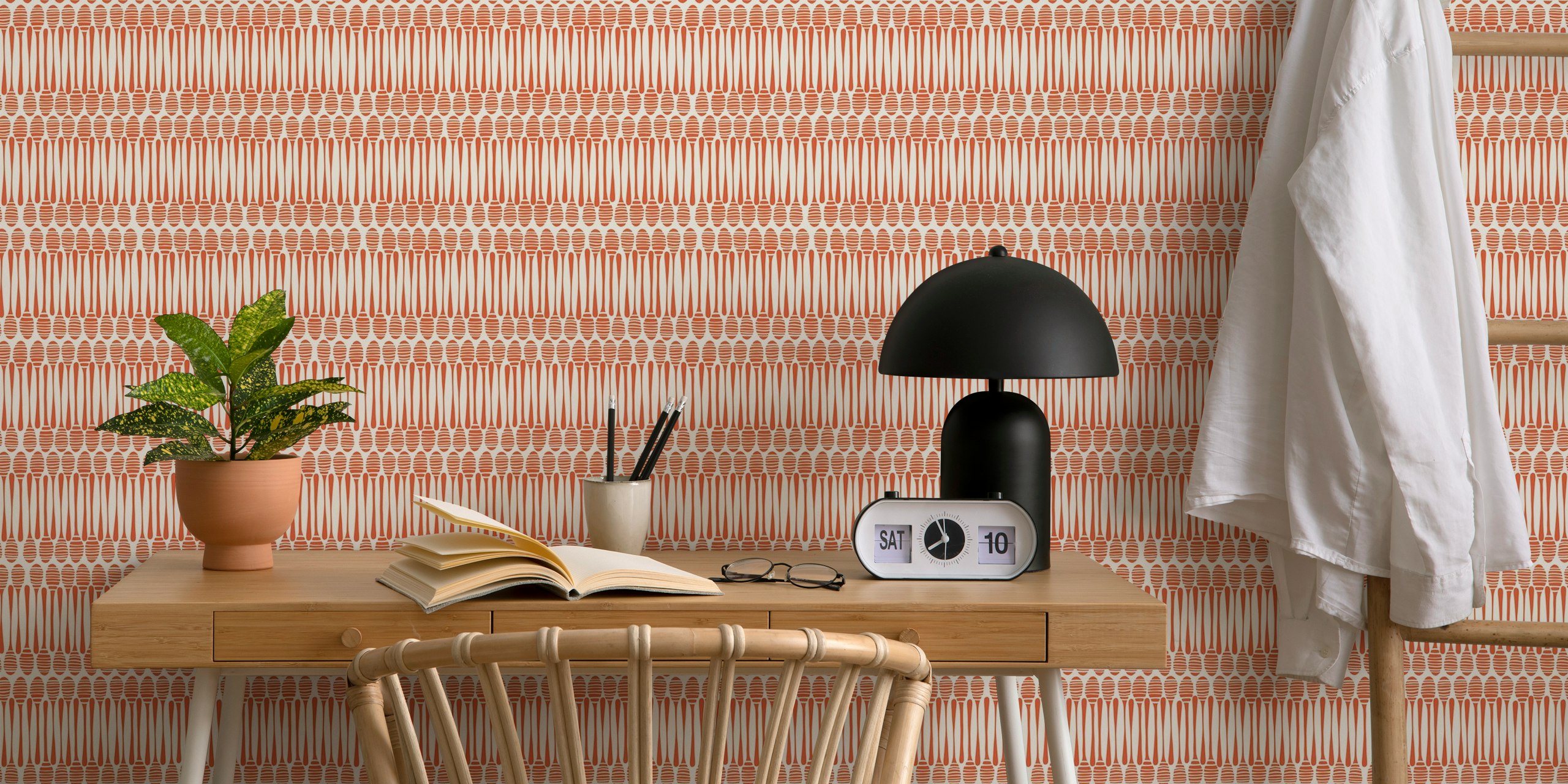 Mural de pared Honey Dippers Graphic Stripe en naranja Koi con un patrón de cazo de miel sin costuras