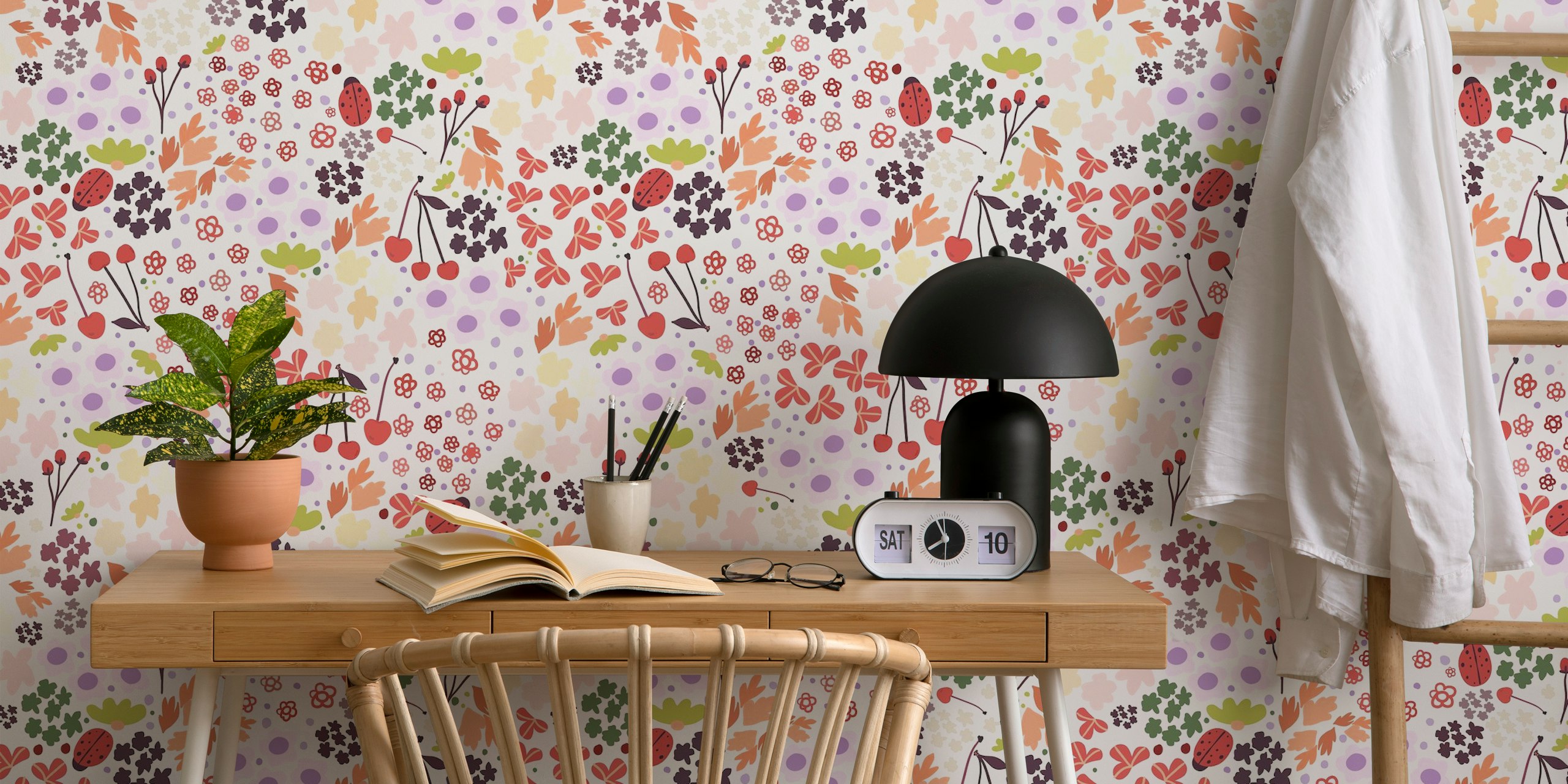 Litet blommfält tapet i ett rum