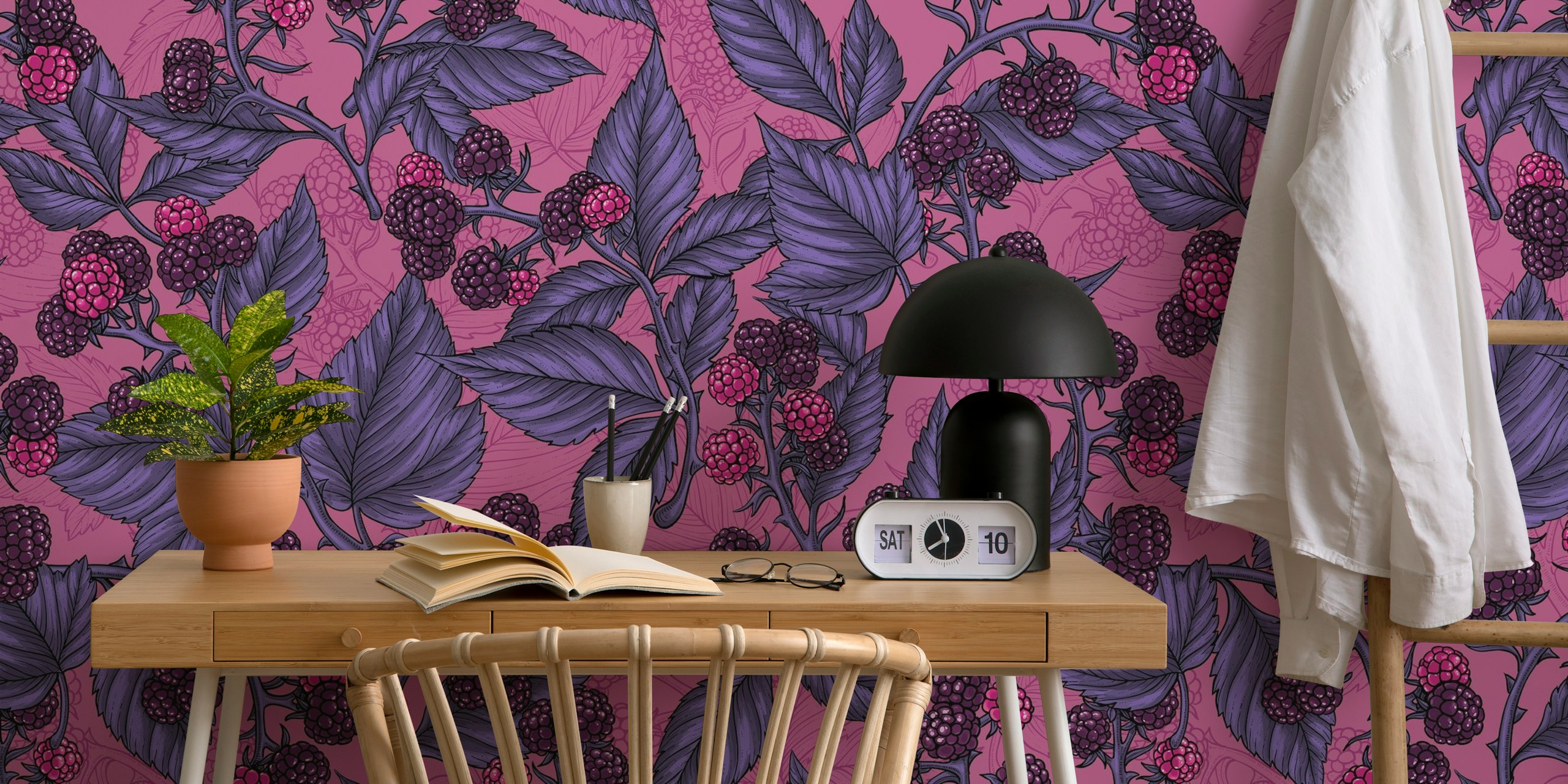 Blackberries on Peony Pink papel de pared en una habitación