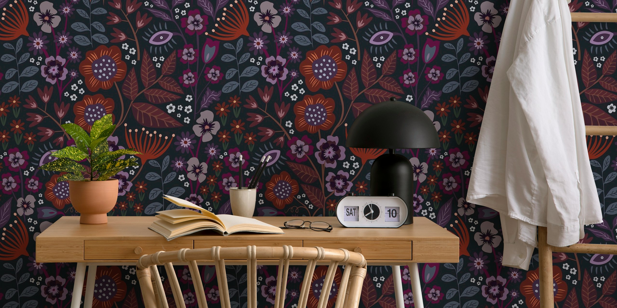 Papel tapiz floral oscuro en una habitación elegante