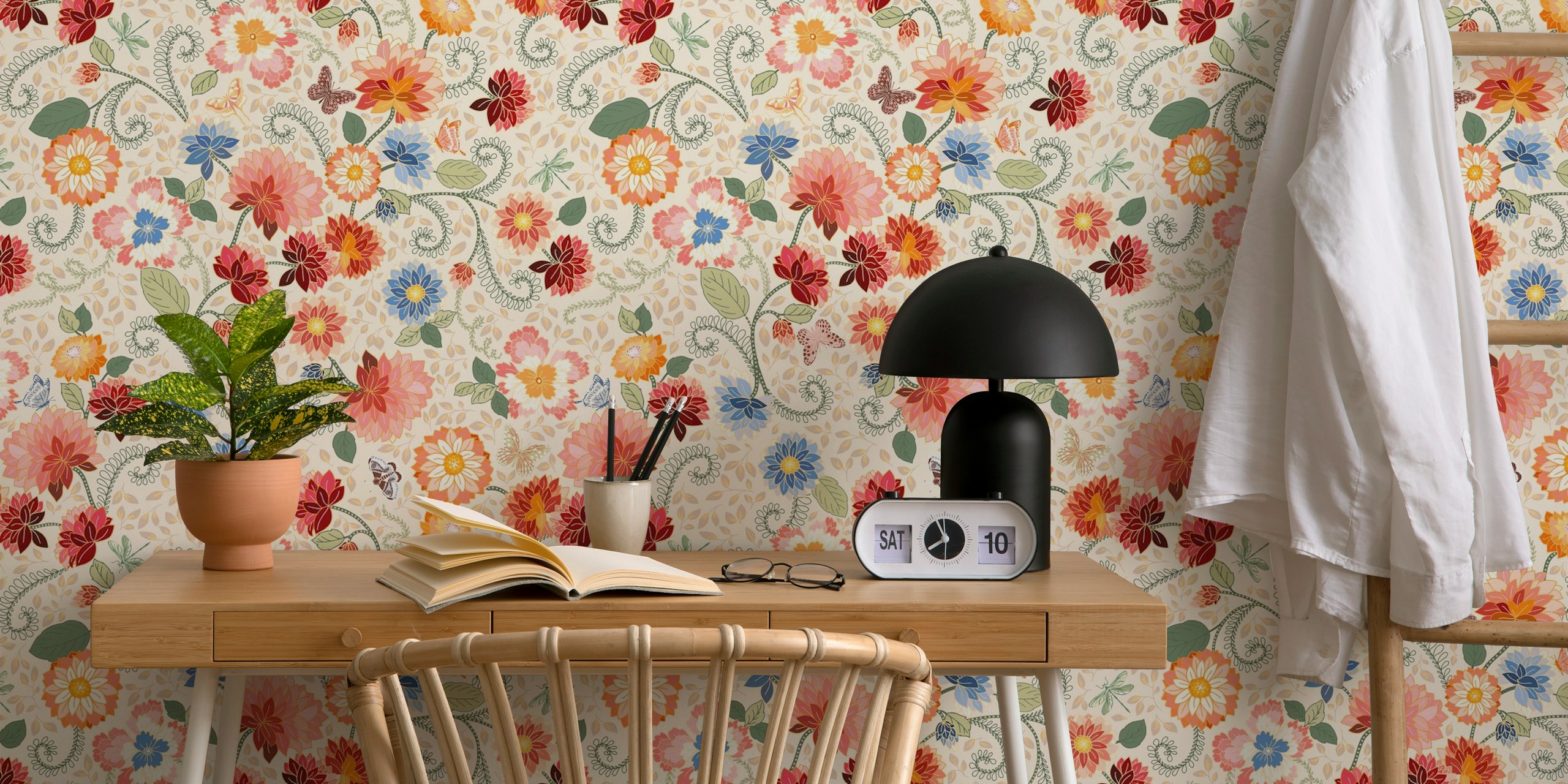 Mural de parede floral francês com rosas, margaridas e folhagem verde em fundo esbranquiçado