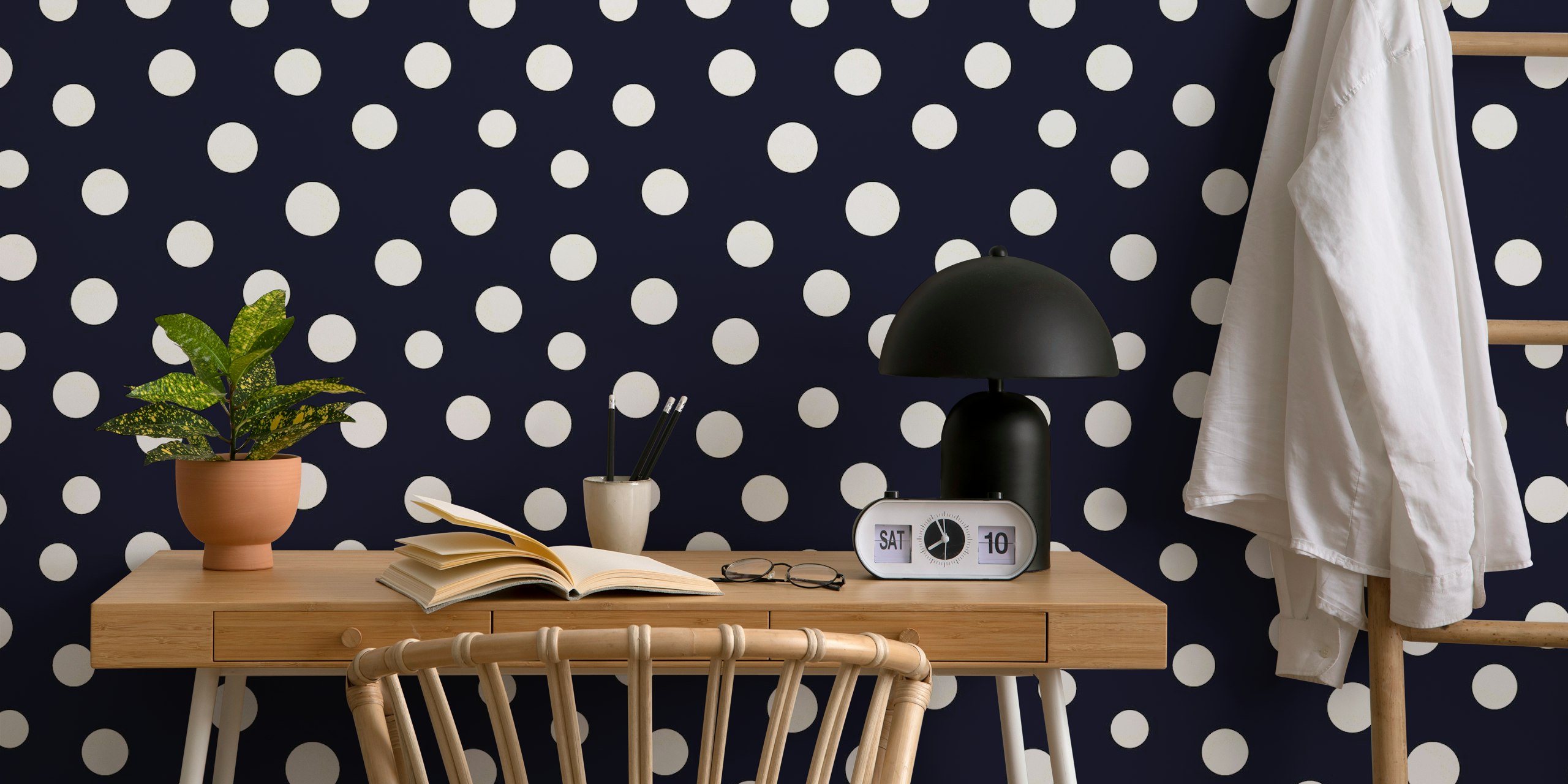 Marineblaue Fototapete mit goldenem und weißem Punktmuster
