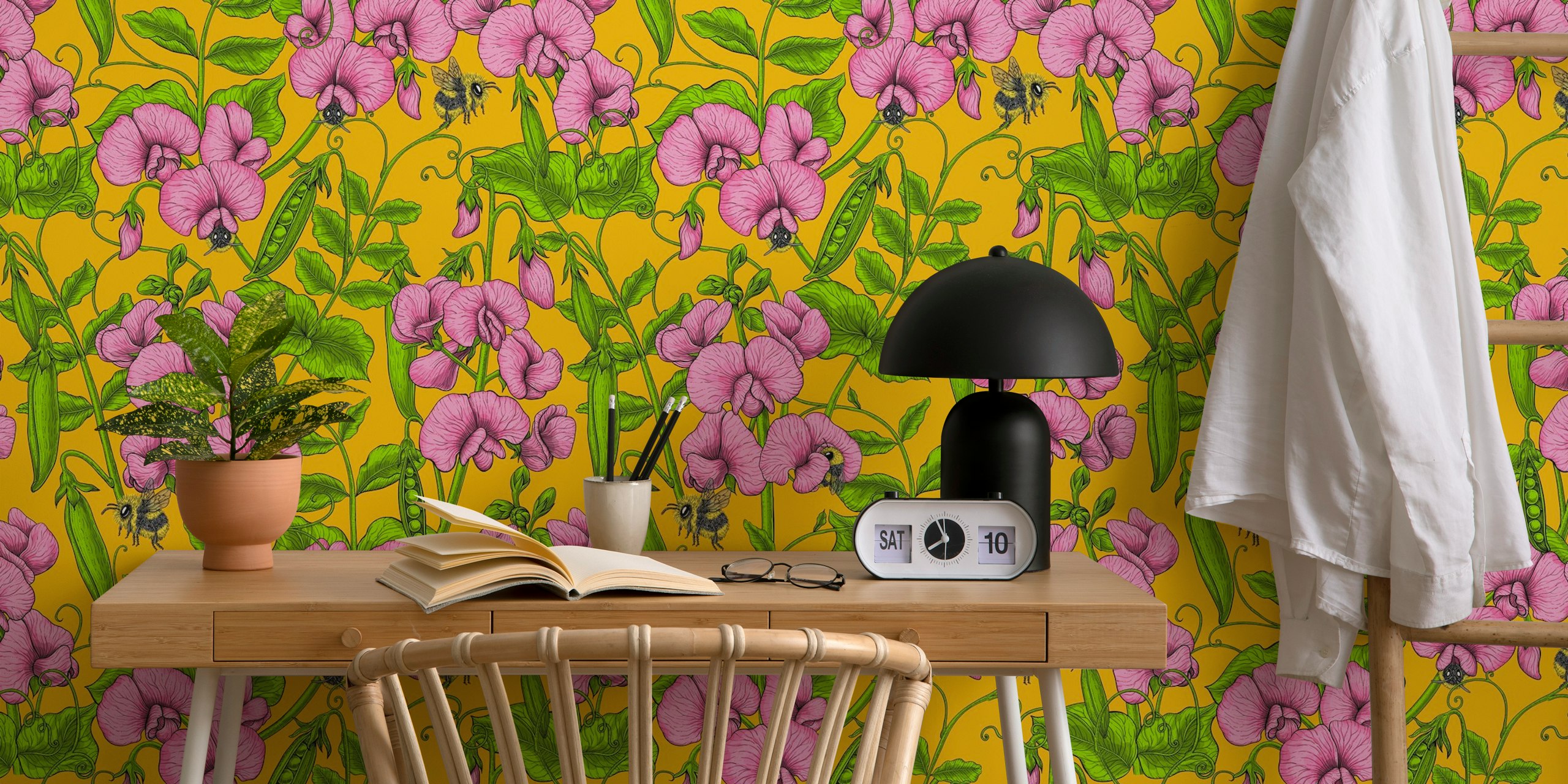 Papel pintado con diseño de sweet peas and bumblebees