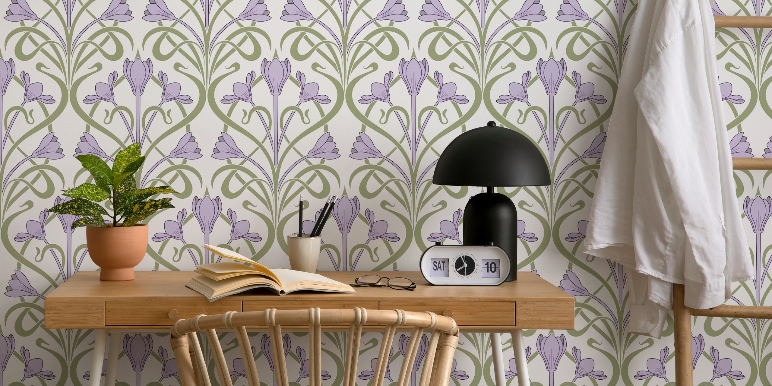 Crocus Art Nouveau Lilac Tapete in einem Raum