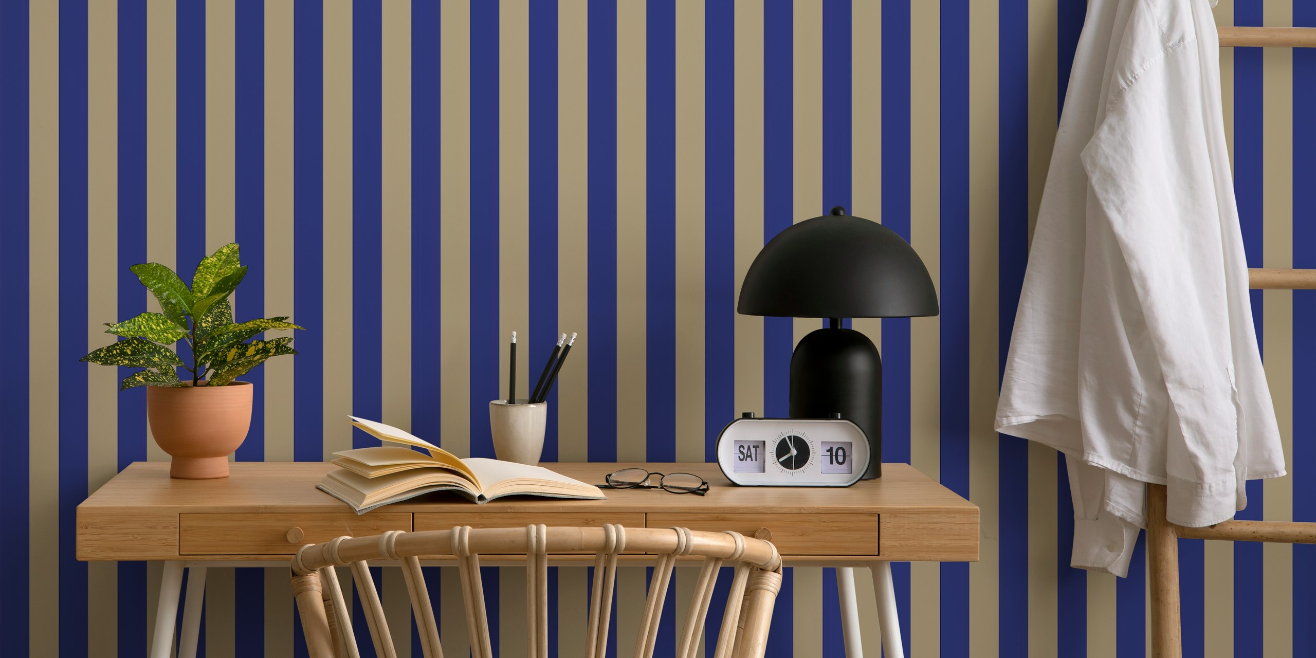Design elegante di carta da parati Sodalite e strisce di sabbia