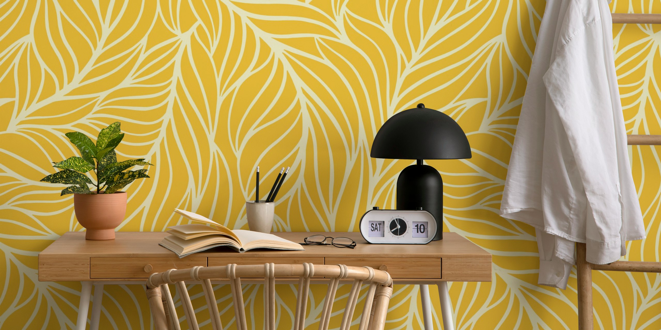 Minimalist flowing leaves sunny yellow behangontwerp