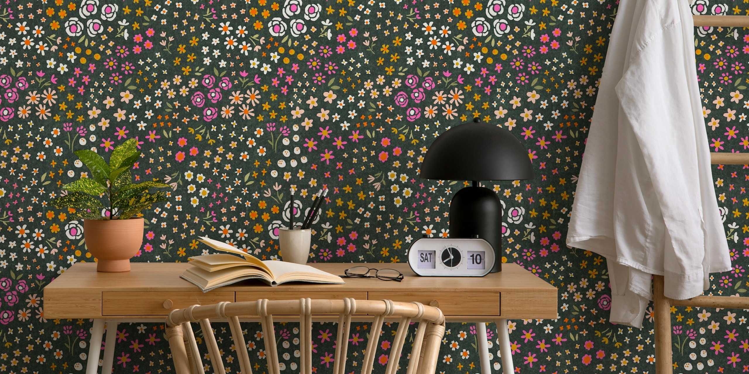 Elise navy papel de parede floral em um quarto