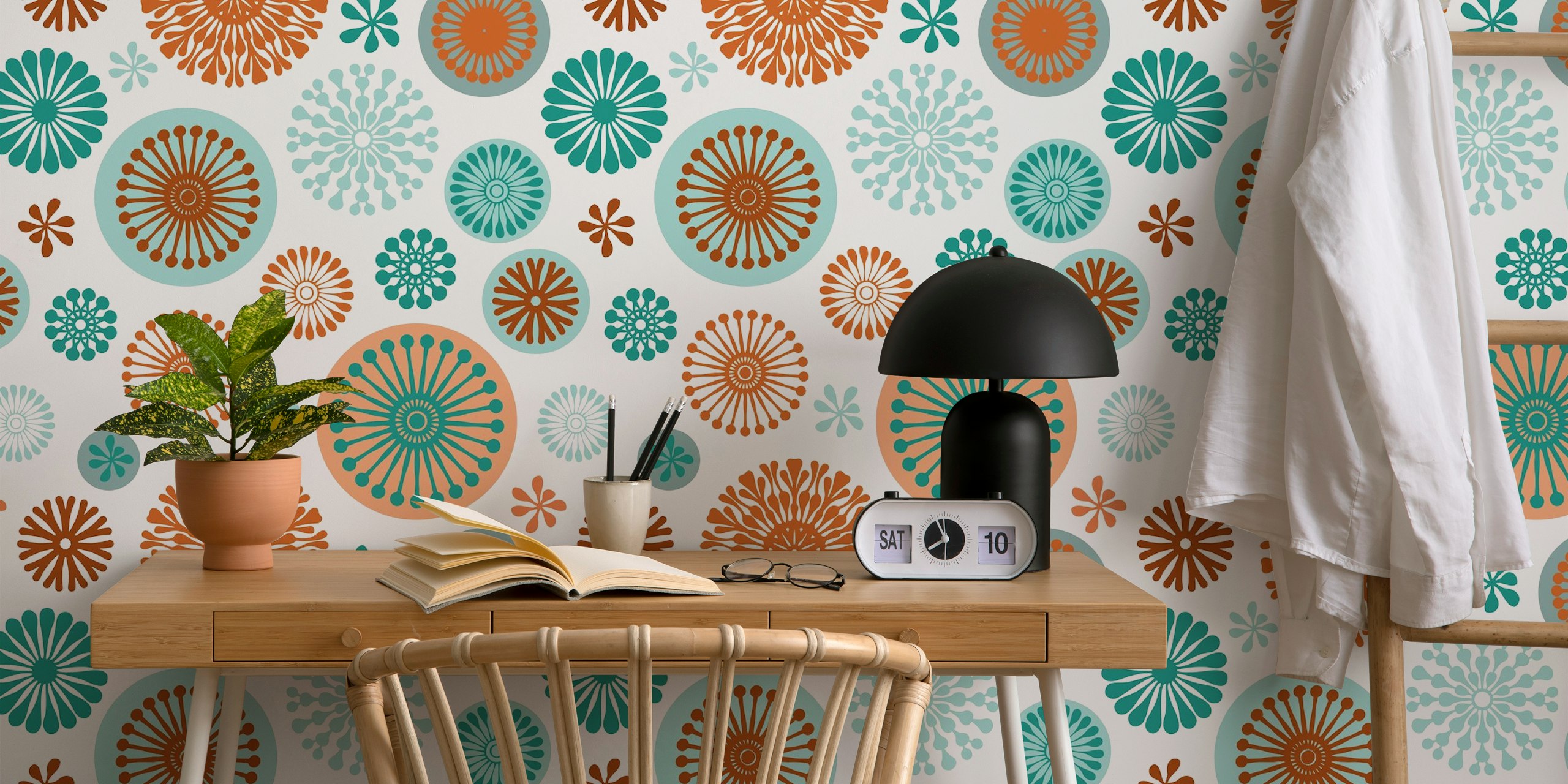 Mural de parede em estilo retro com padrões florais estilizados em laranja e azul-petróleo