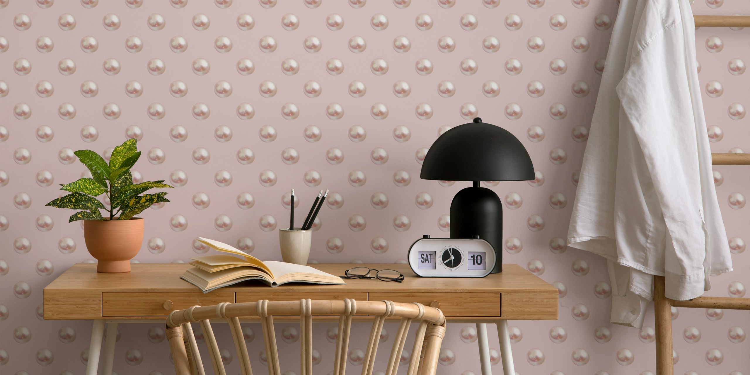 Mural de parede Pearl Polka Dots 2 com fundo rosa blush e bolinhas com efeito pérola.