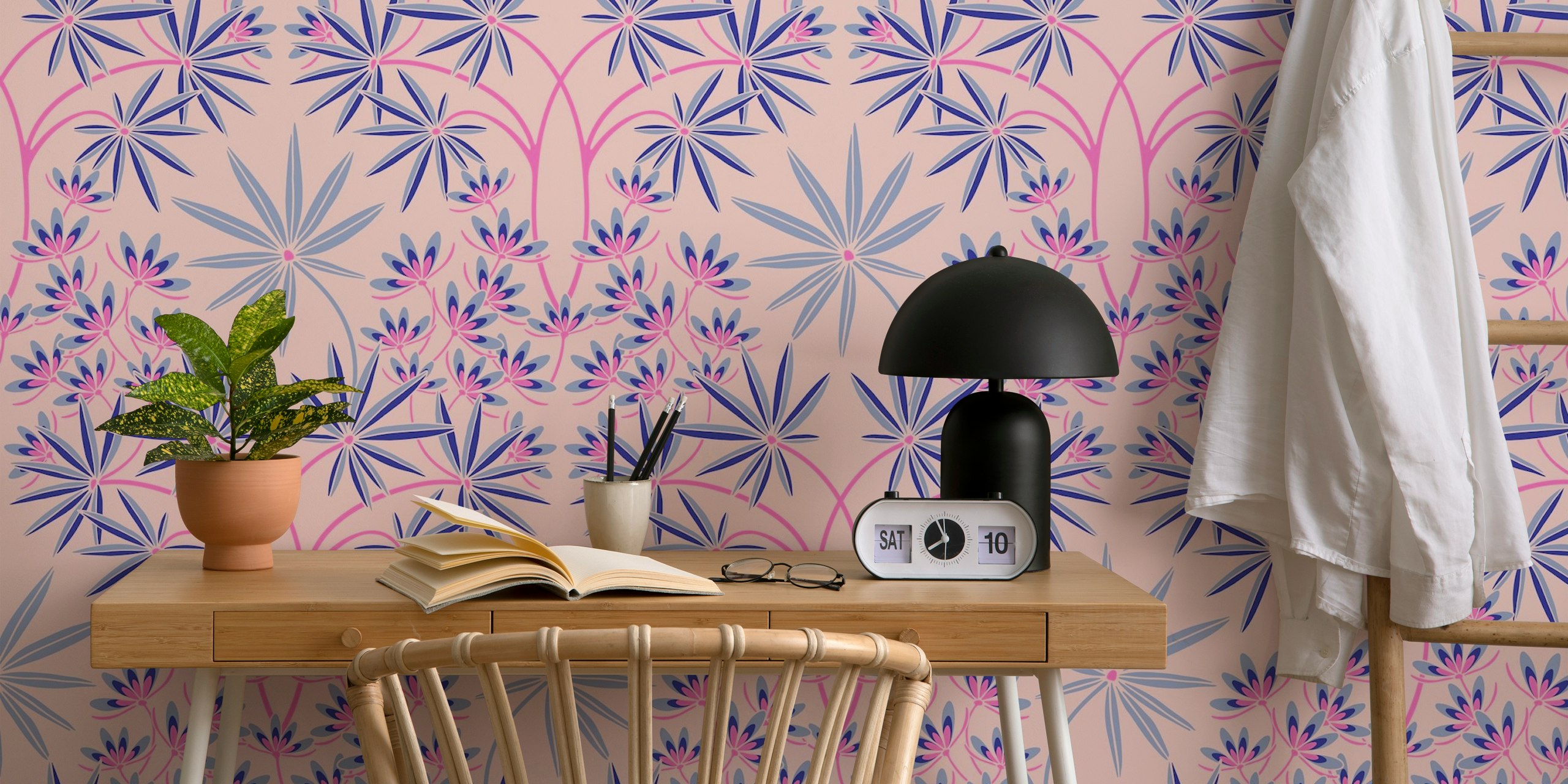 Elegante murale damascato floreale rosa chiaro con delicati accenti blu per l'arredamento della casa