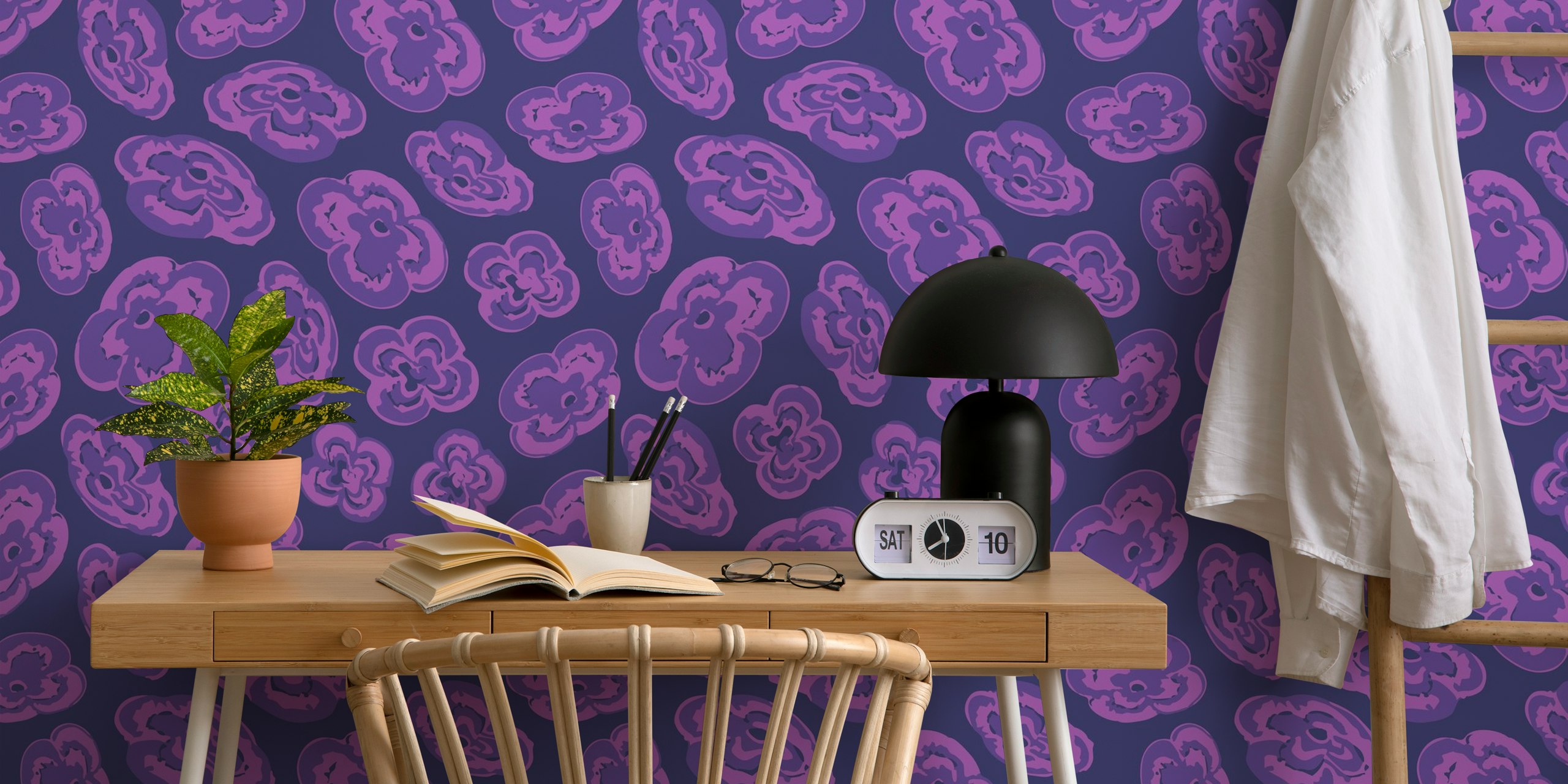 Design di carta da parati floreale viola in una stanza