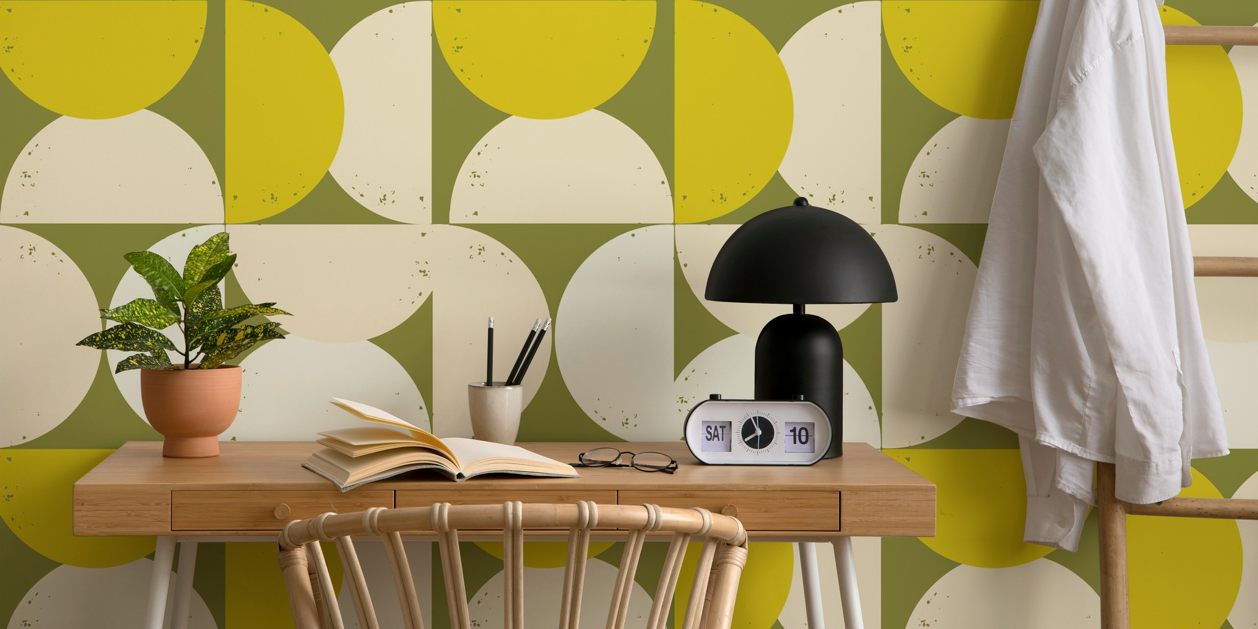 Mod Semi Circles Olive papel de pared en una habitación