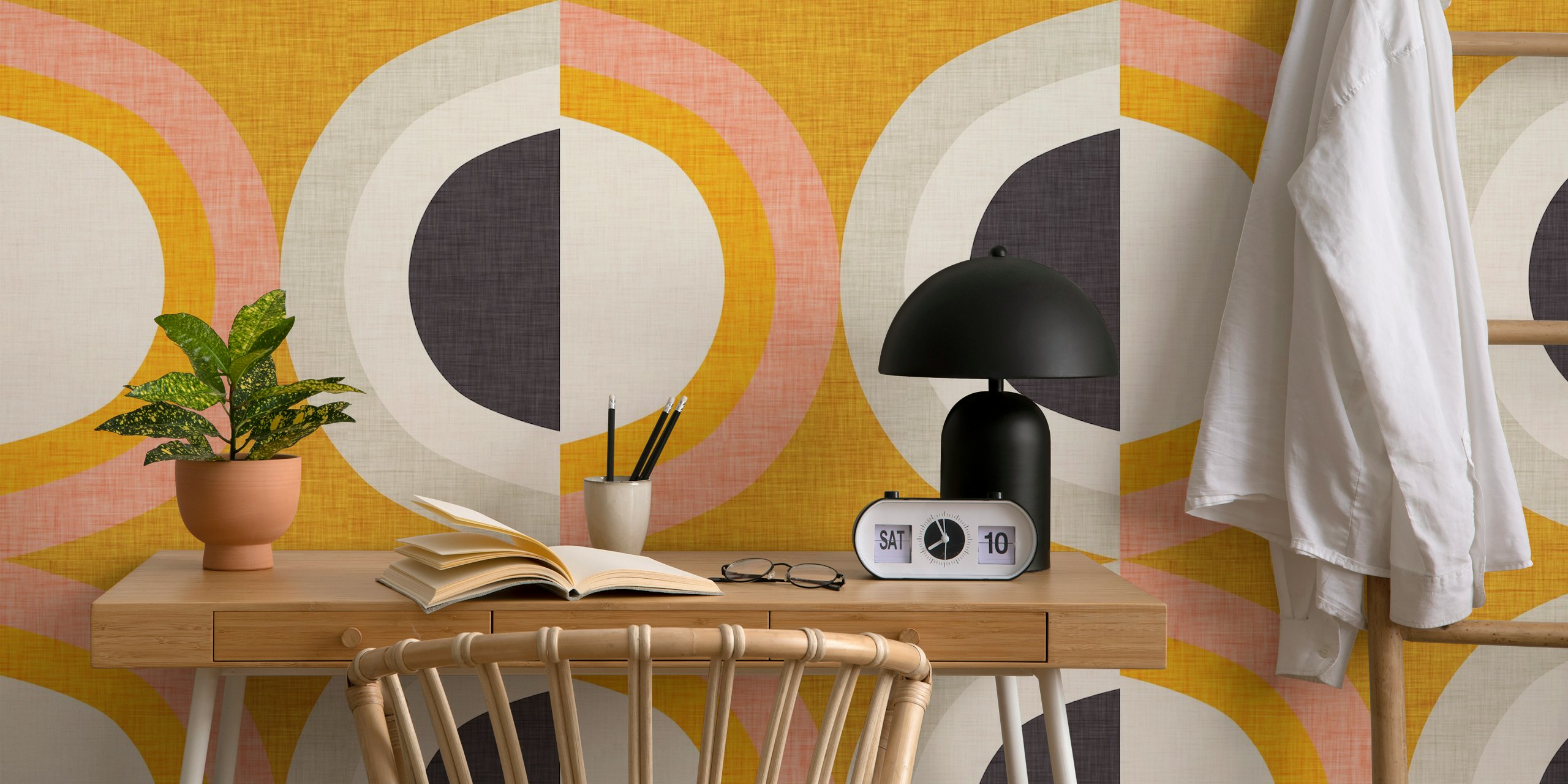 Mural de parede de estilo moderno de meados do século com formas geométricas em amarelo e carvão