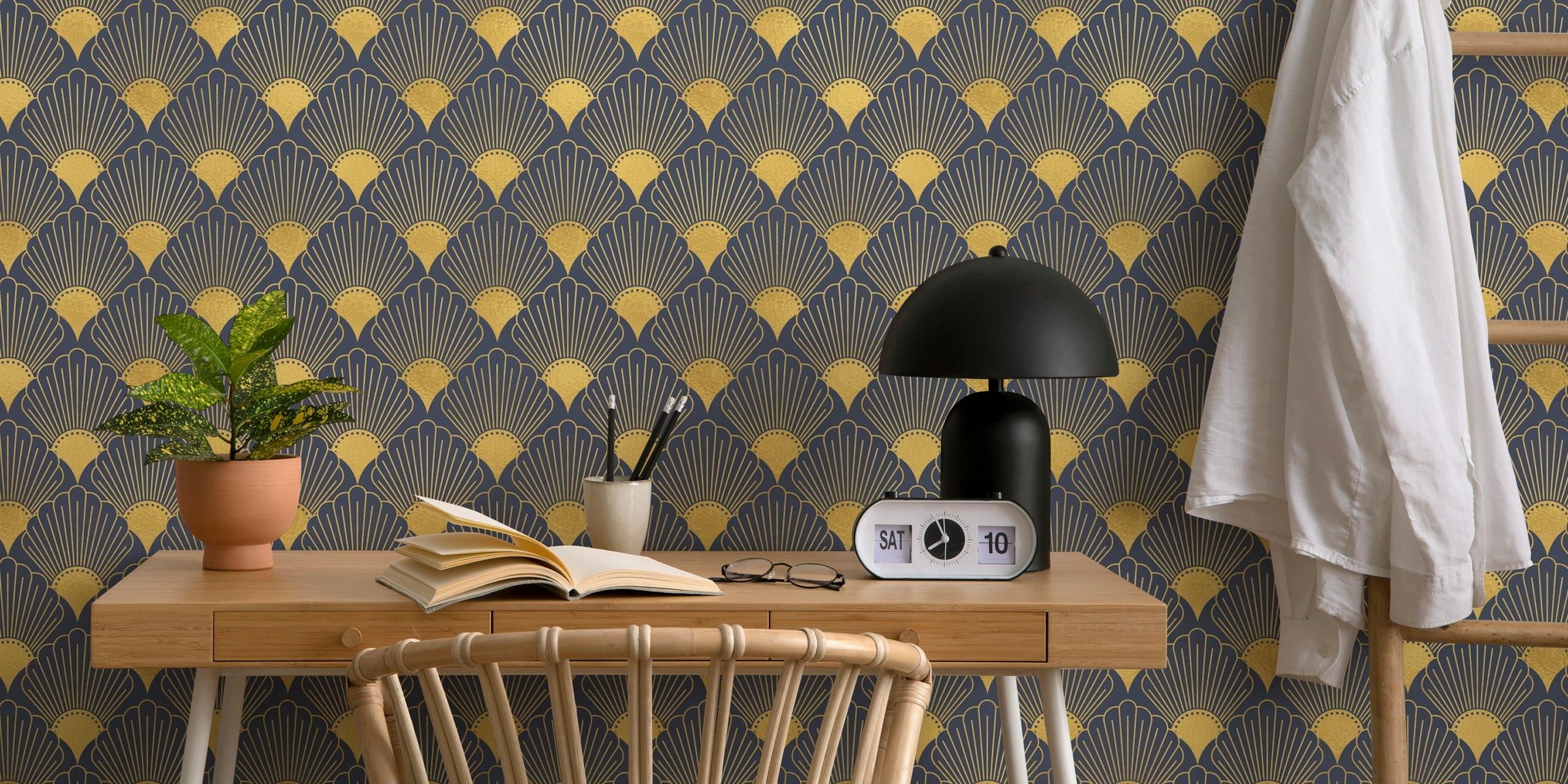 Art Deco Fans Navy Gold Tapete in einem Raum angezeigt
