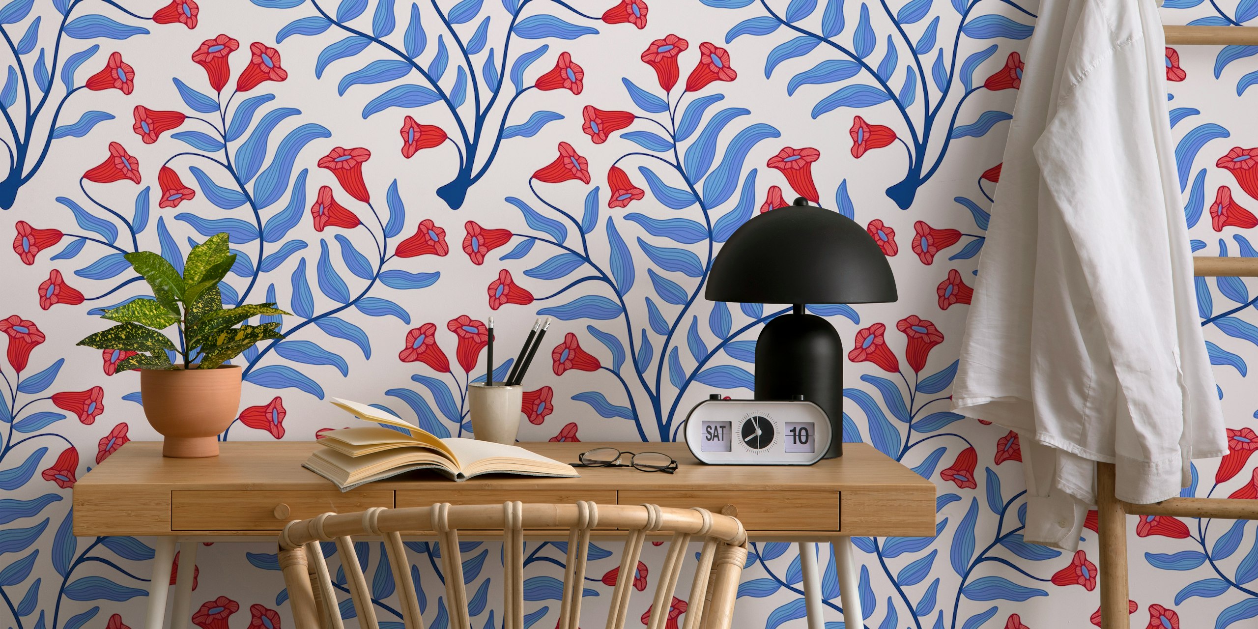 Een bloemenrode, blauwe en roze muurschildering met trompetbloemdamastpatroon.