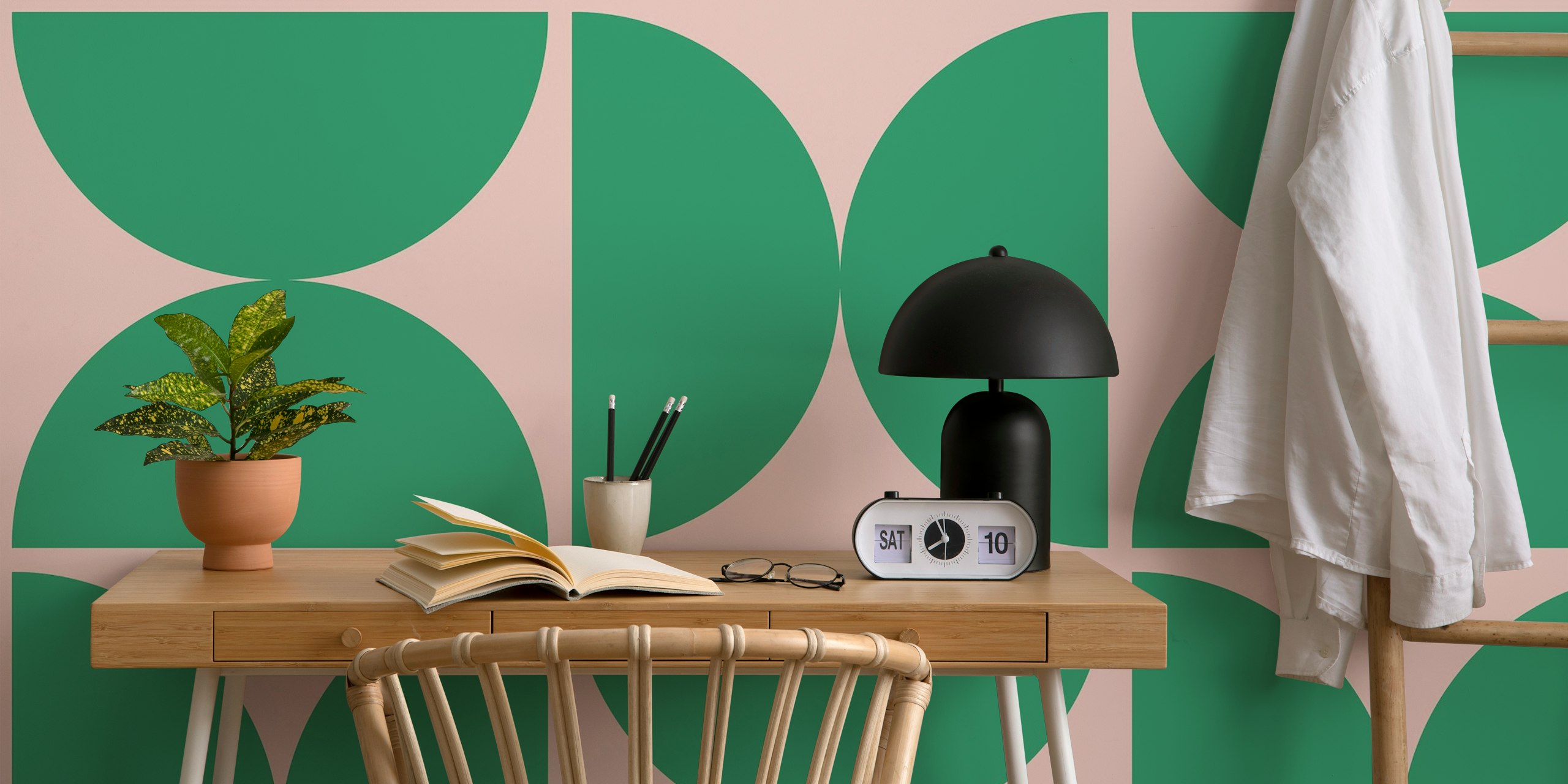 Roze en groene semicircles behang in een kamer