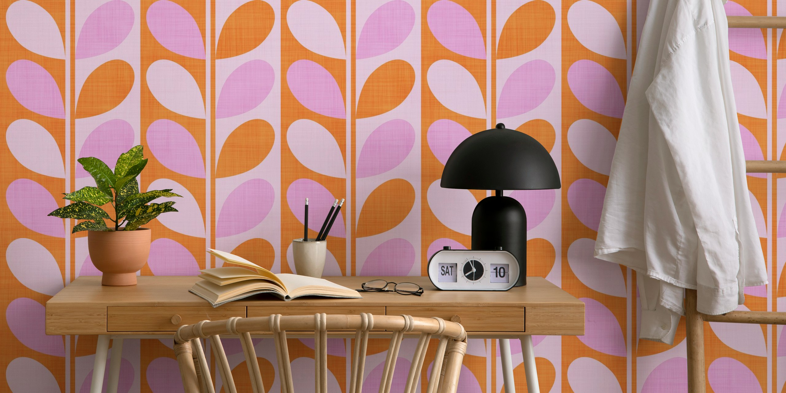 Midcentury Modern Leaves Orange and Pink in een kamer