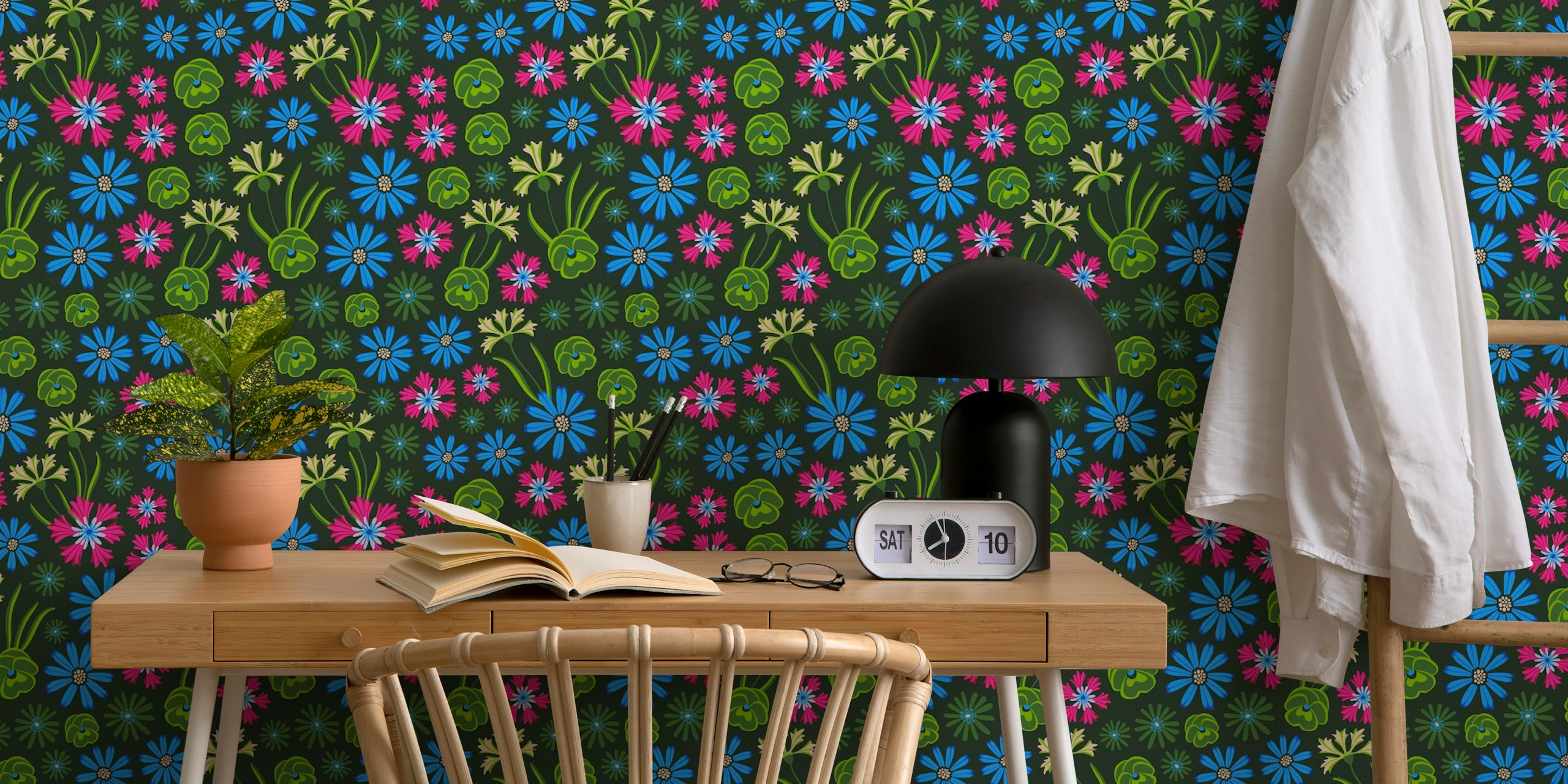 Colorido mural floral con fondo verde y flores vibrantes de color rosa, magenta y azul.