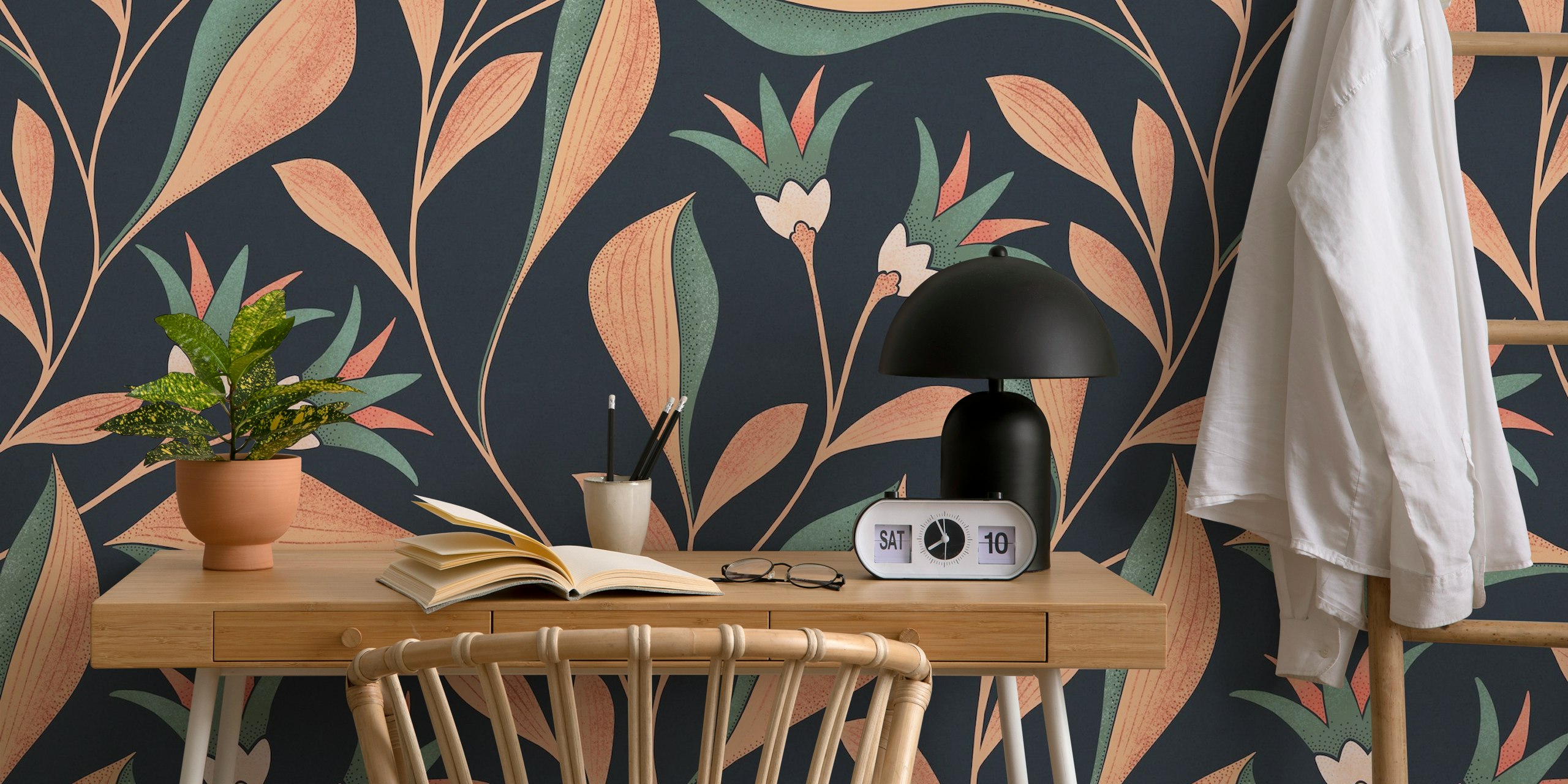 Blumenmuster mit pfirsichfarbenen und grünen Blättern auf dunklem Hintergrund Wallpaper