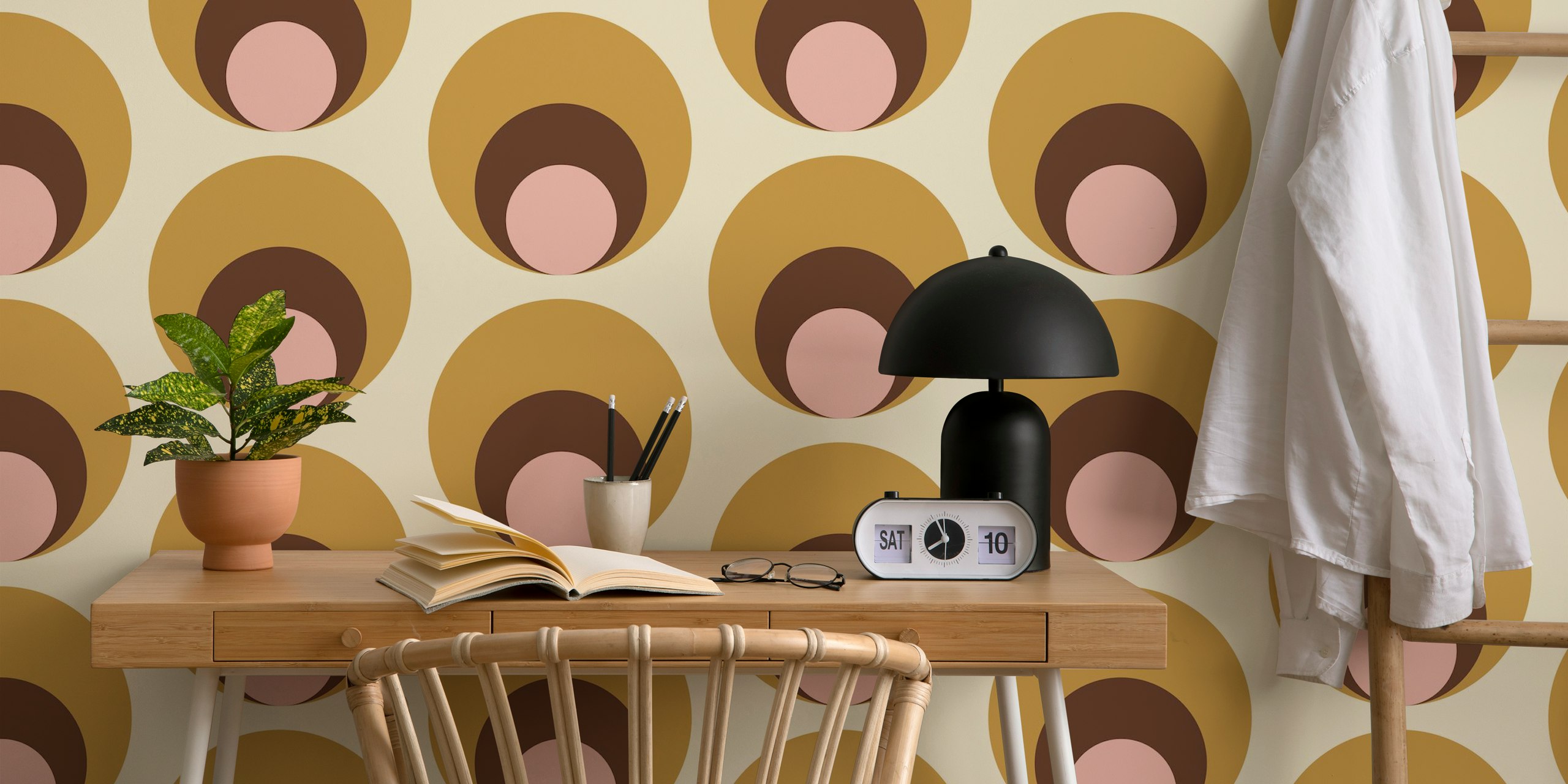 Apricity Retro Dots Beige Veggmaleri med overlappende sirkler i beige, taupe og rødmetoner.