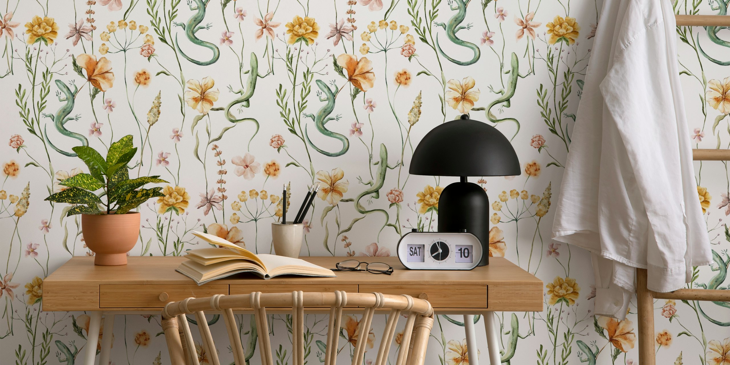 Enchanting wildflowers en salamander behang