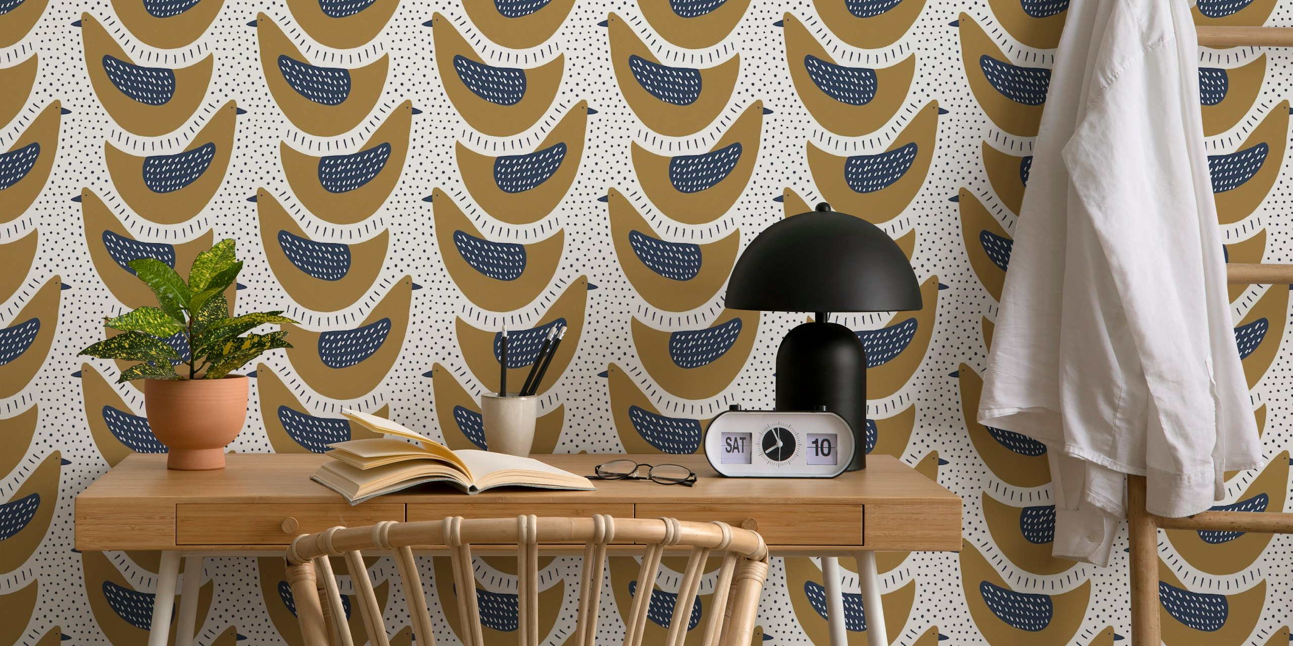 Papier peint avec motif de plumes en or et bleu sur fond beige
