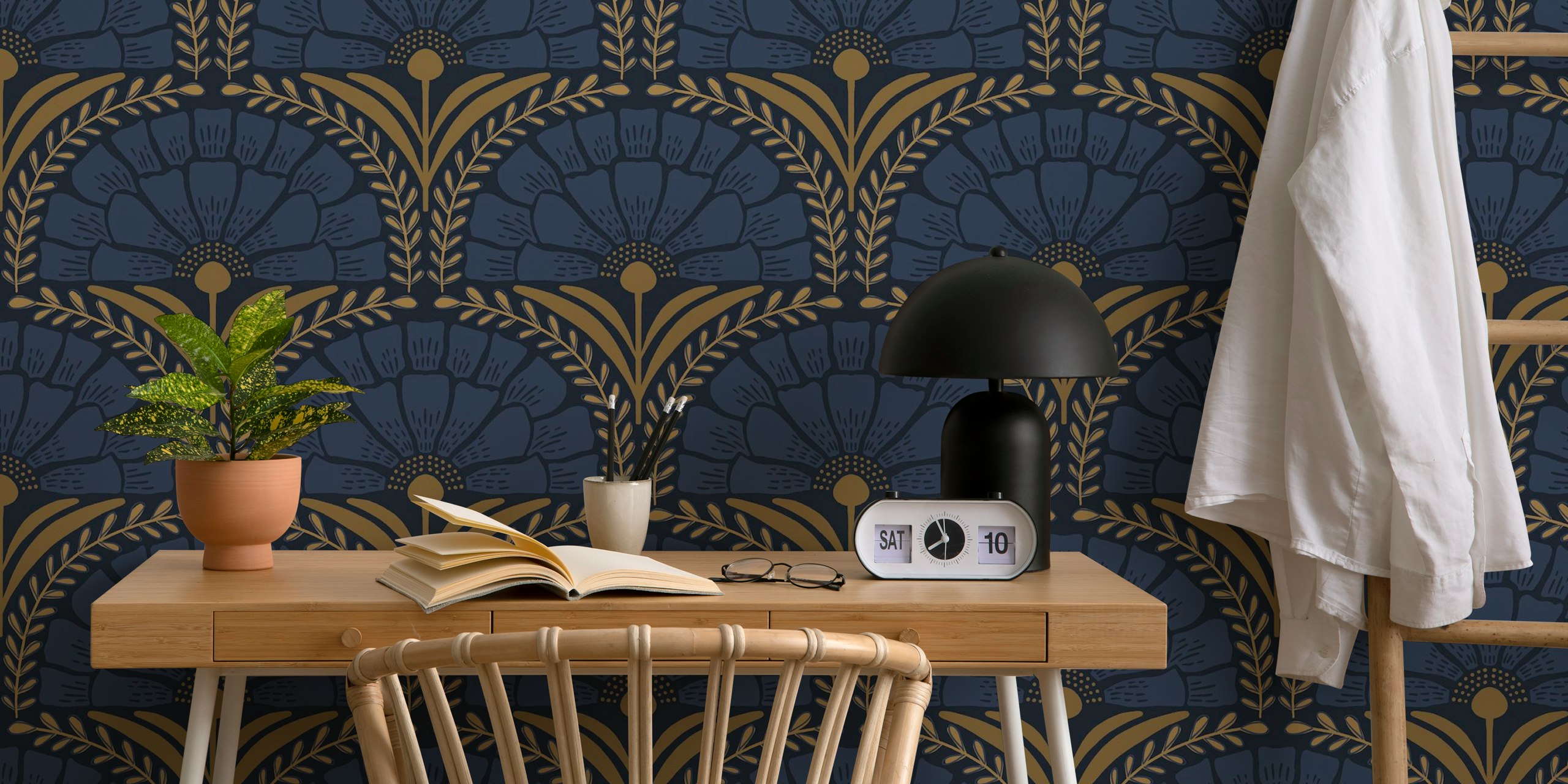 Eliza navy papel de parede exibido em um quarto