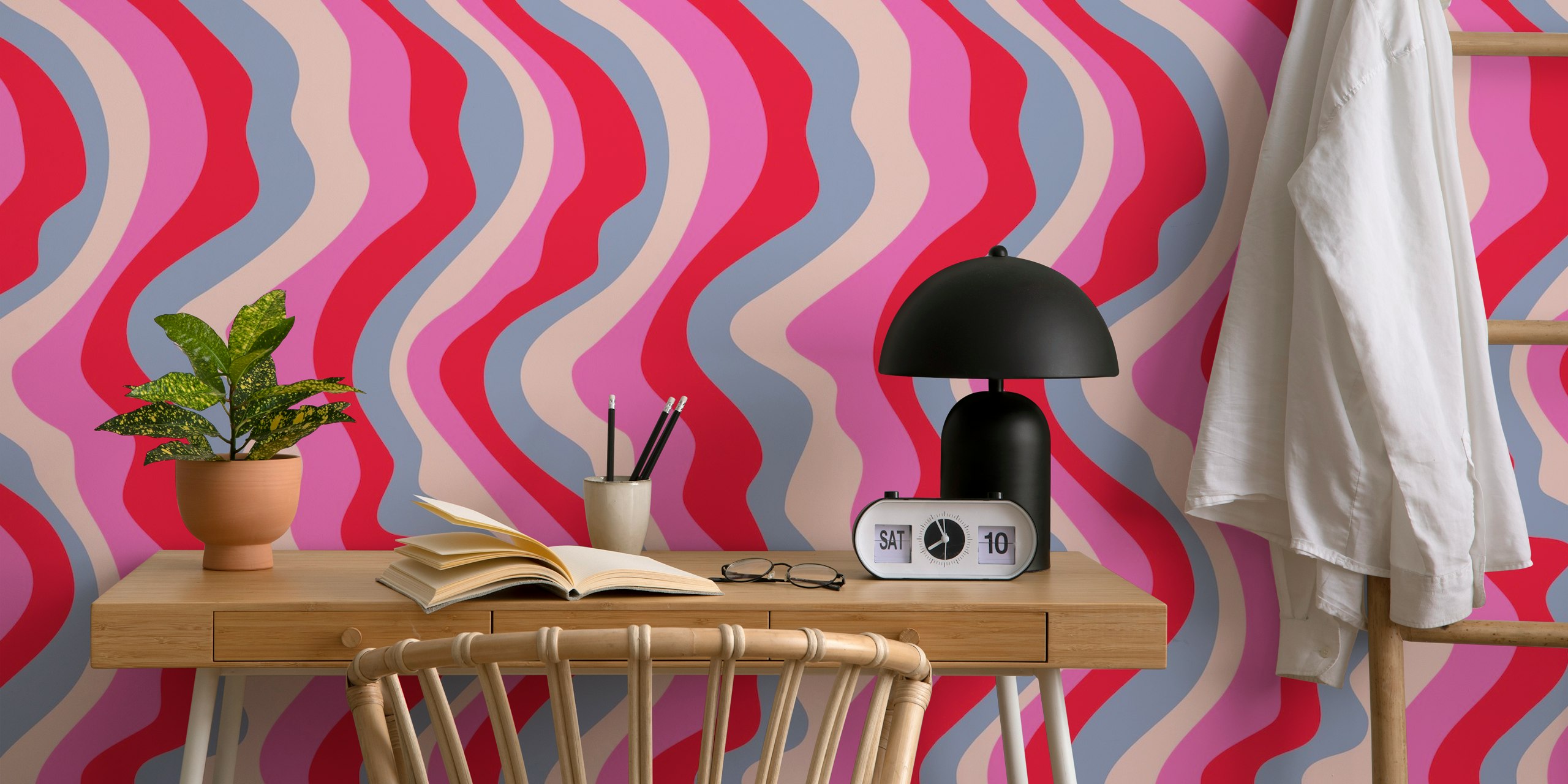 Wavy Stripes tapetti fuksia ja punaista