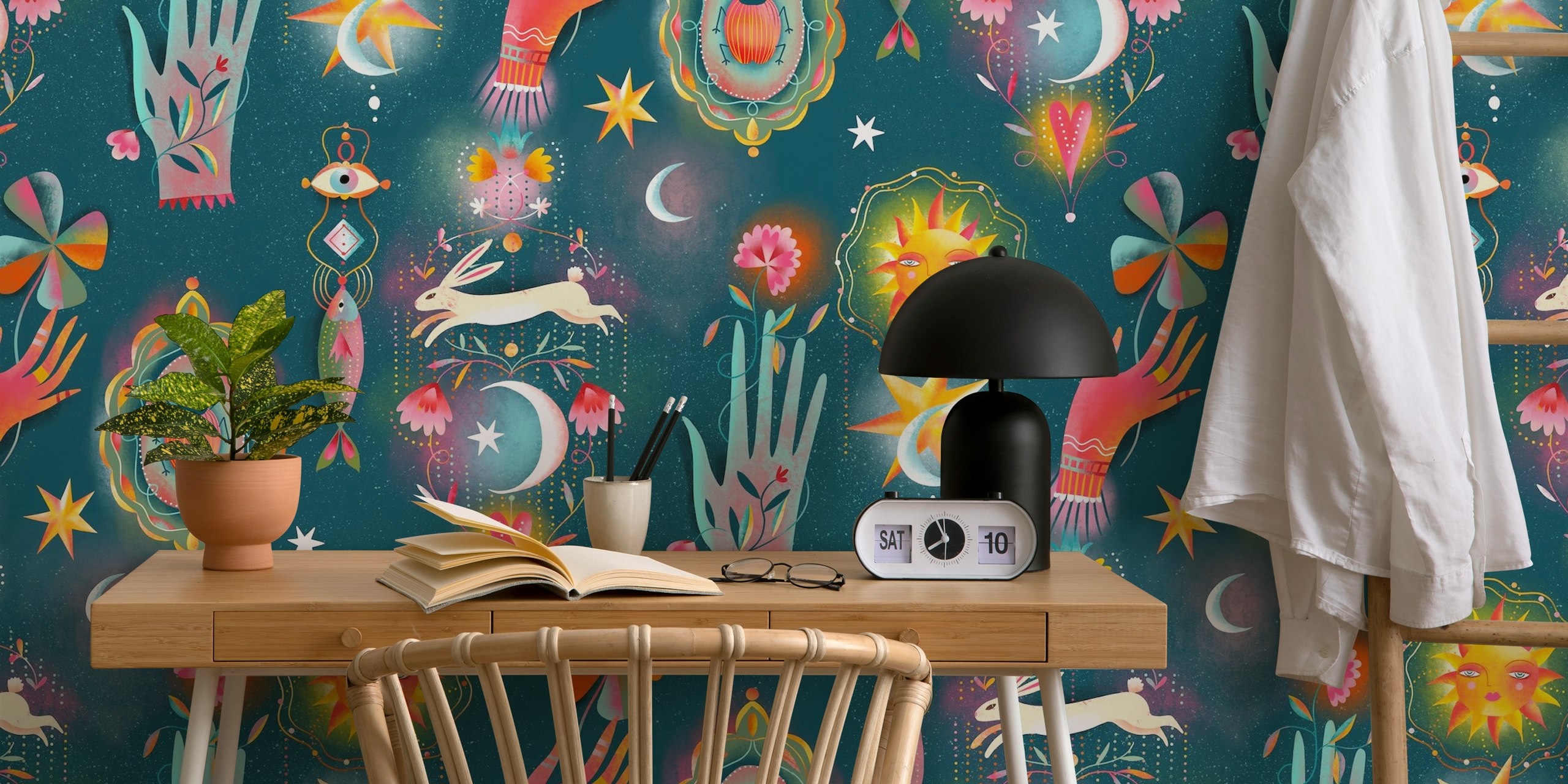 Motifs de mains, fleurs et astres colorés sur fond bleu wallpaper