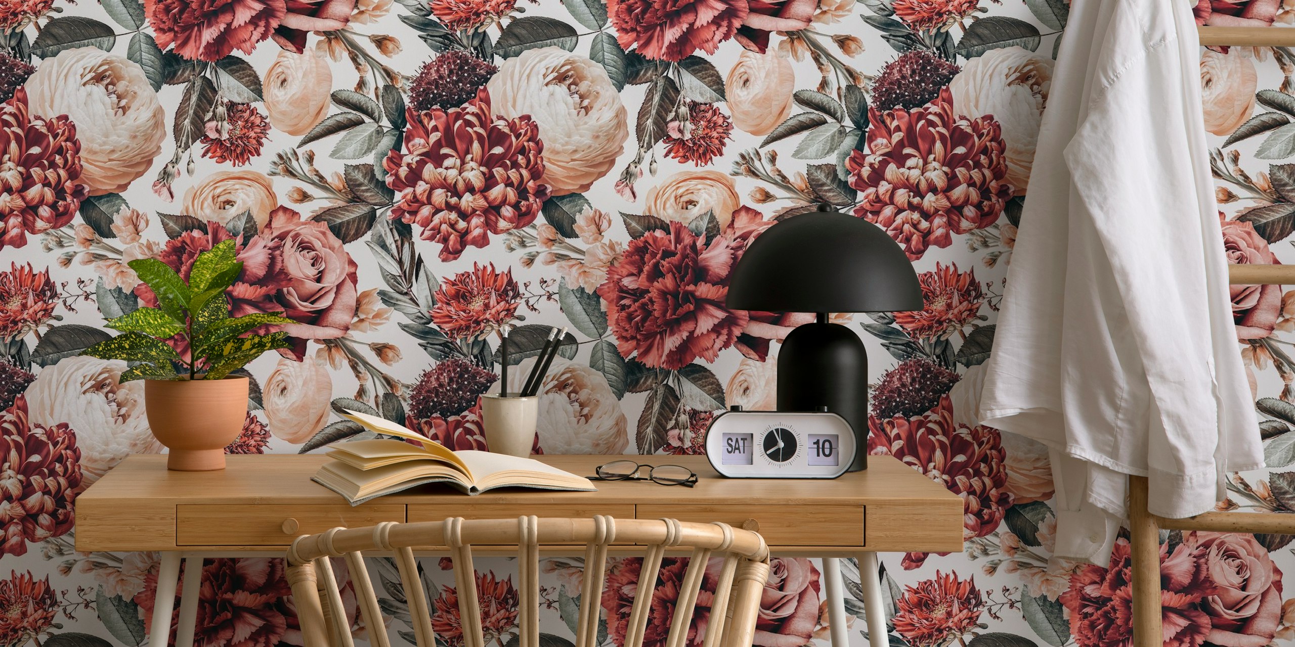 Papel de parede floral em um quarto