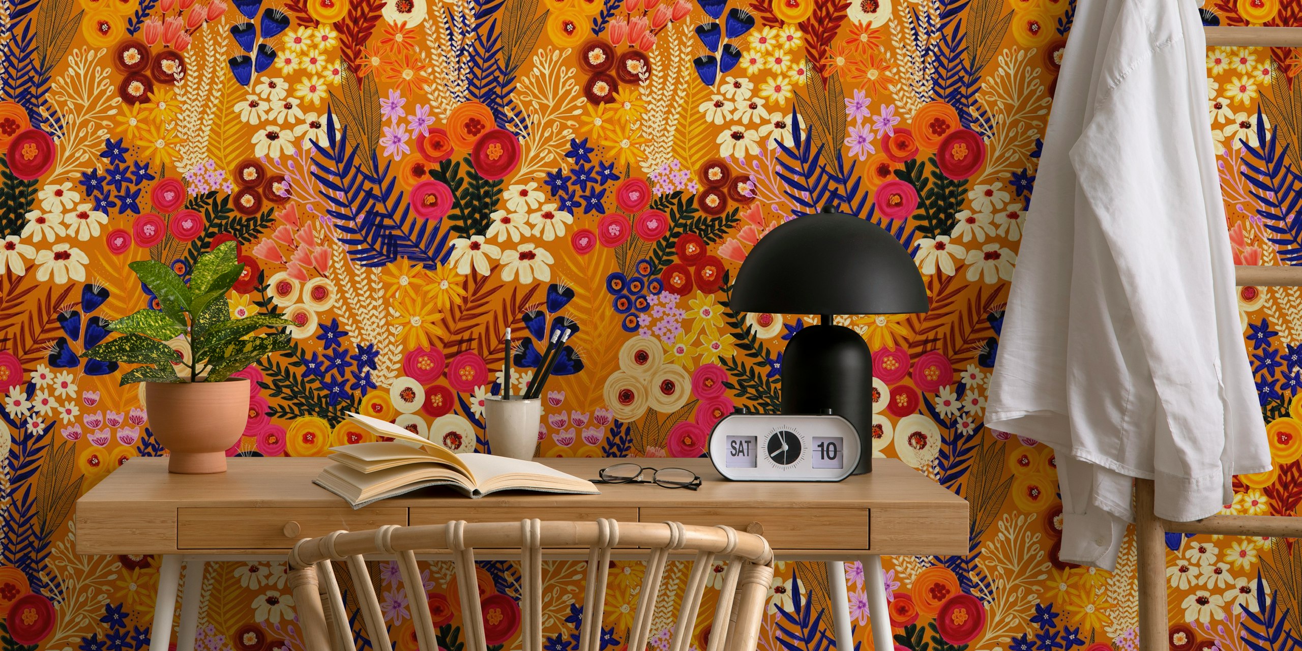 Farbenfrohes Wandbild mit Wildblumenwiese im impressionistischen Malstil in den Tönen der goldenen Stunde