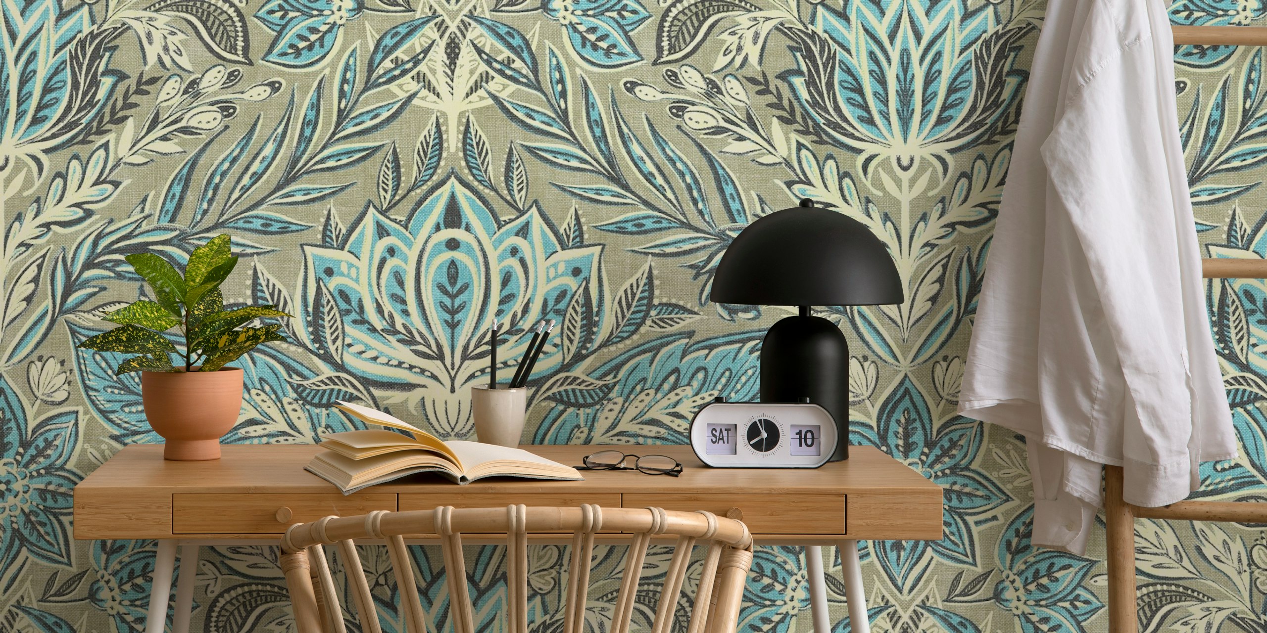 Botanisk damast tapet i nyanser av fawn, grädde och aqua med invecklade växtdesigner