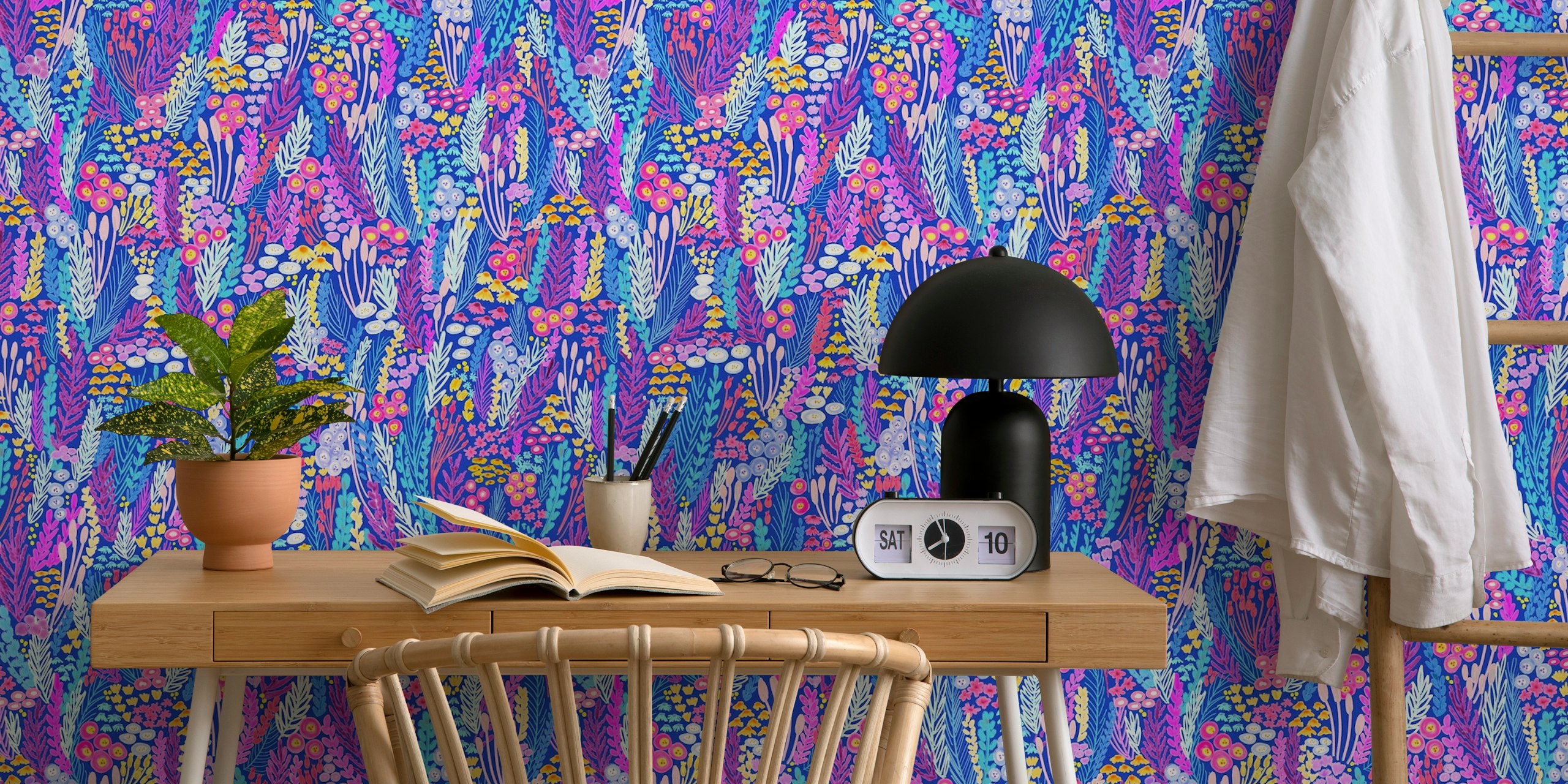 Vivid Wild Grasses and Blooms wallpaper in een kamer