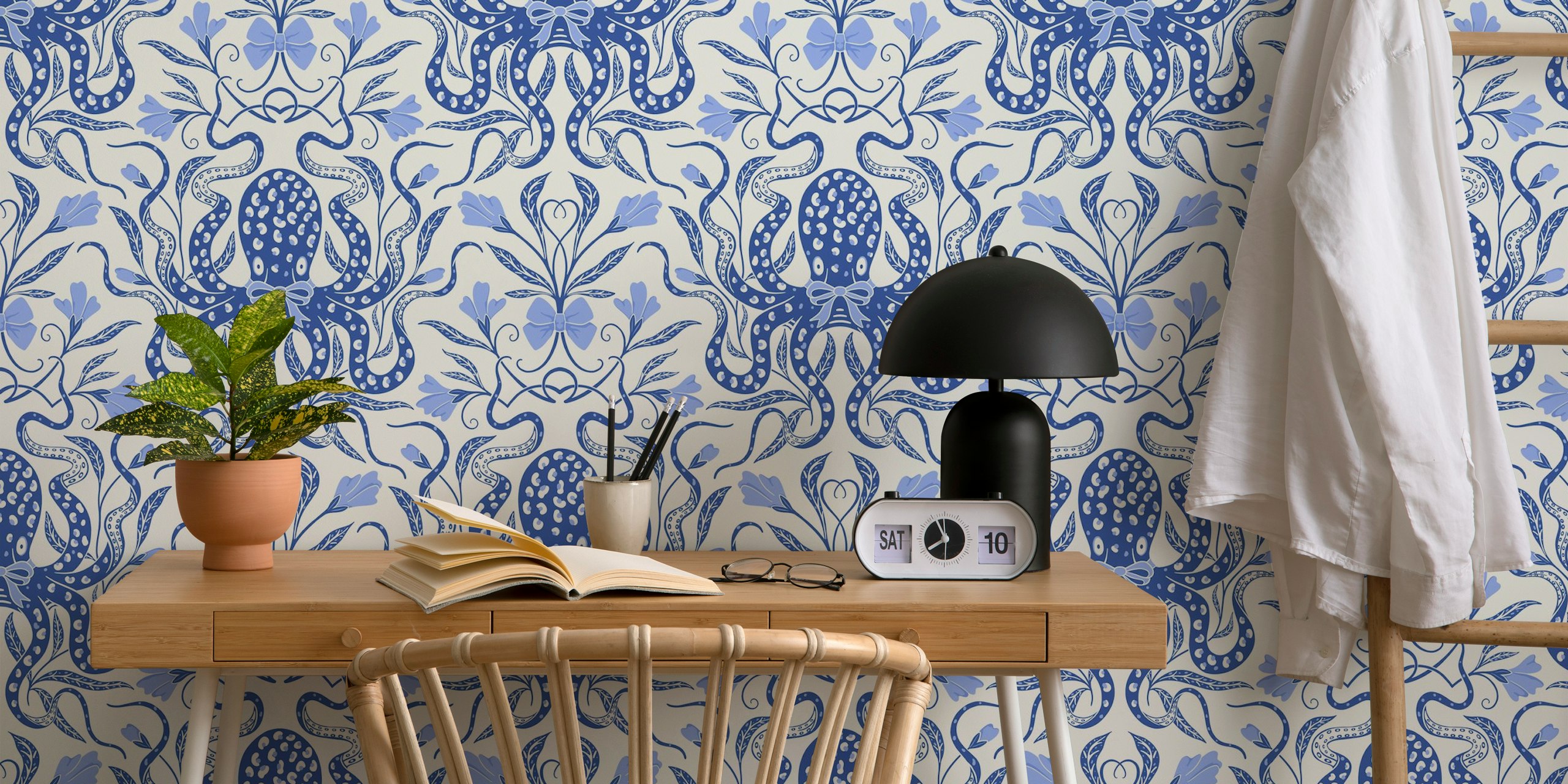 Papel de parede de polvo chinoiserie azul cobalto com intrincados padrões florais e temas oceânicos.