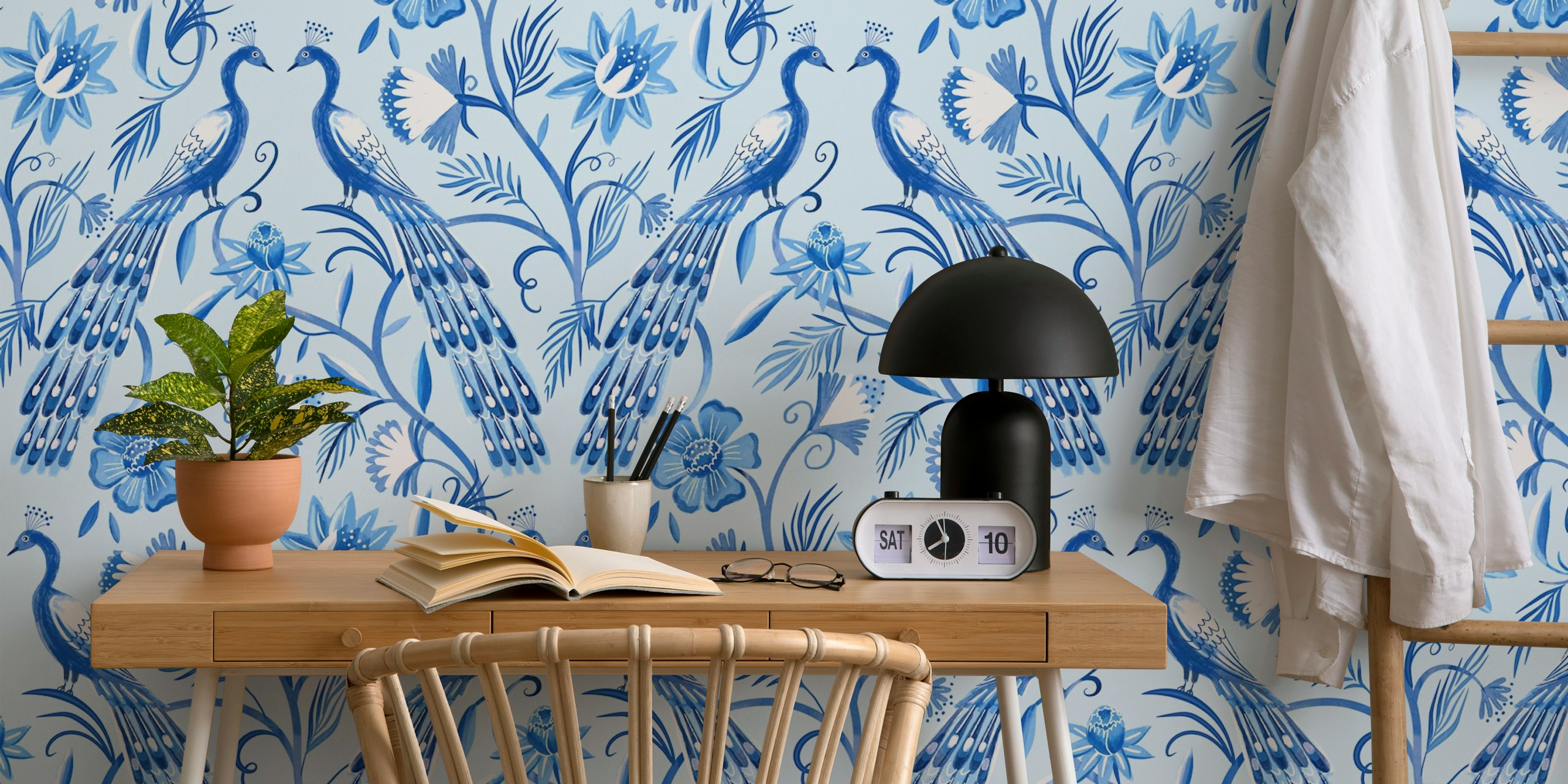 Chinoiserie peacocks Tapete in einem Raum präsentiert
