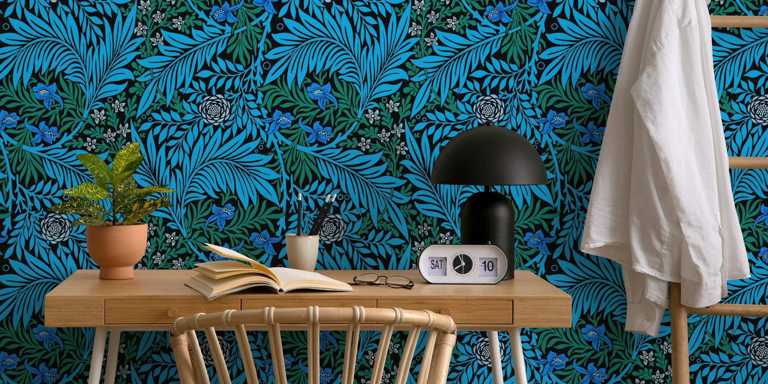 Victorian Larkspur pattern behang in een kamer