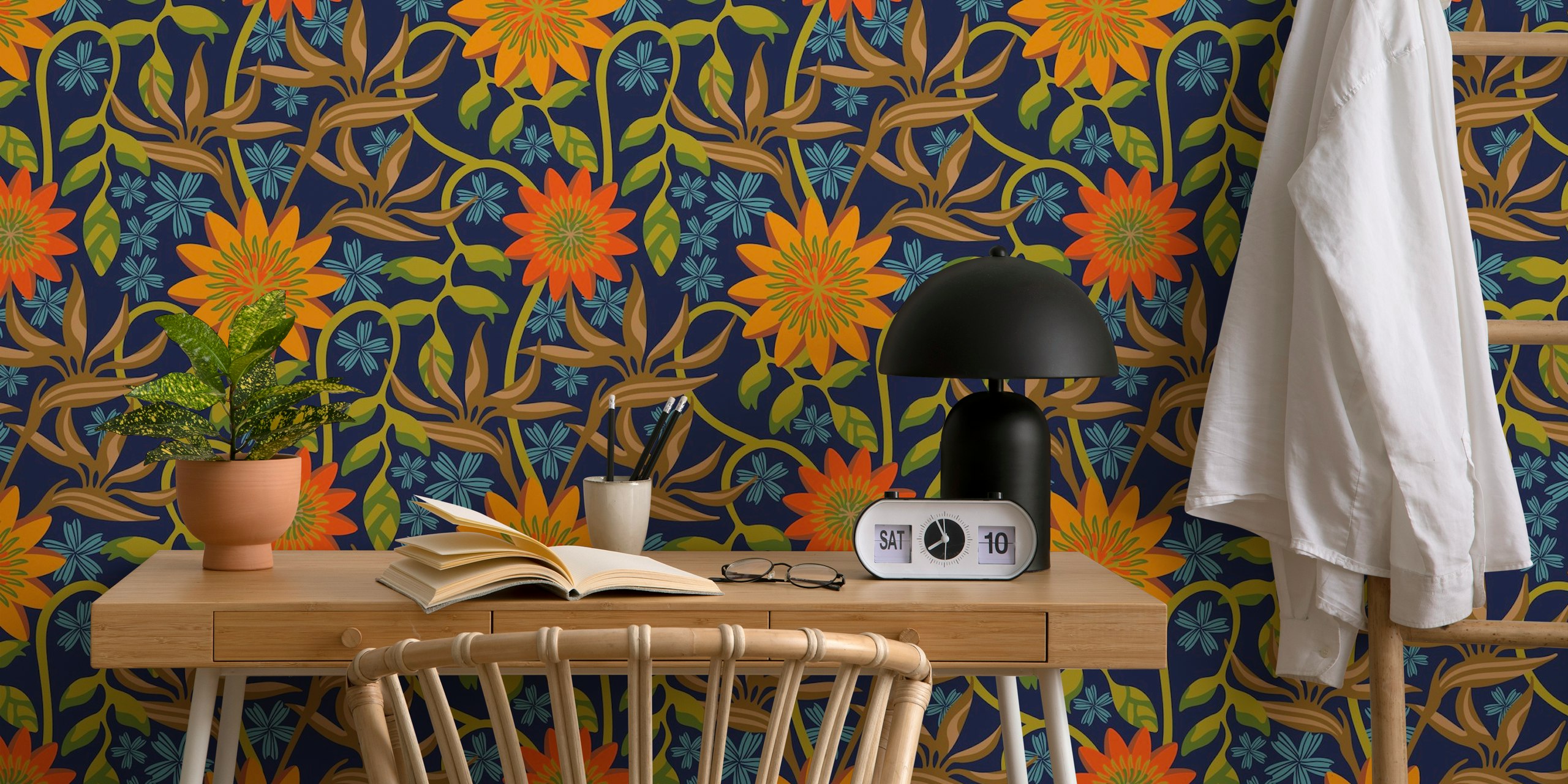 Tropisches Blumen-Wandbild mit orangefarbenen Blüten und grünen Blättern auf marineblauem Hintergrund