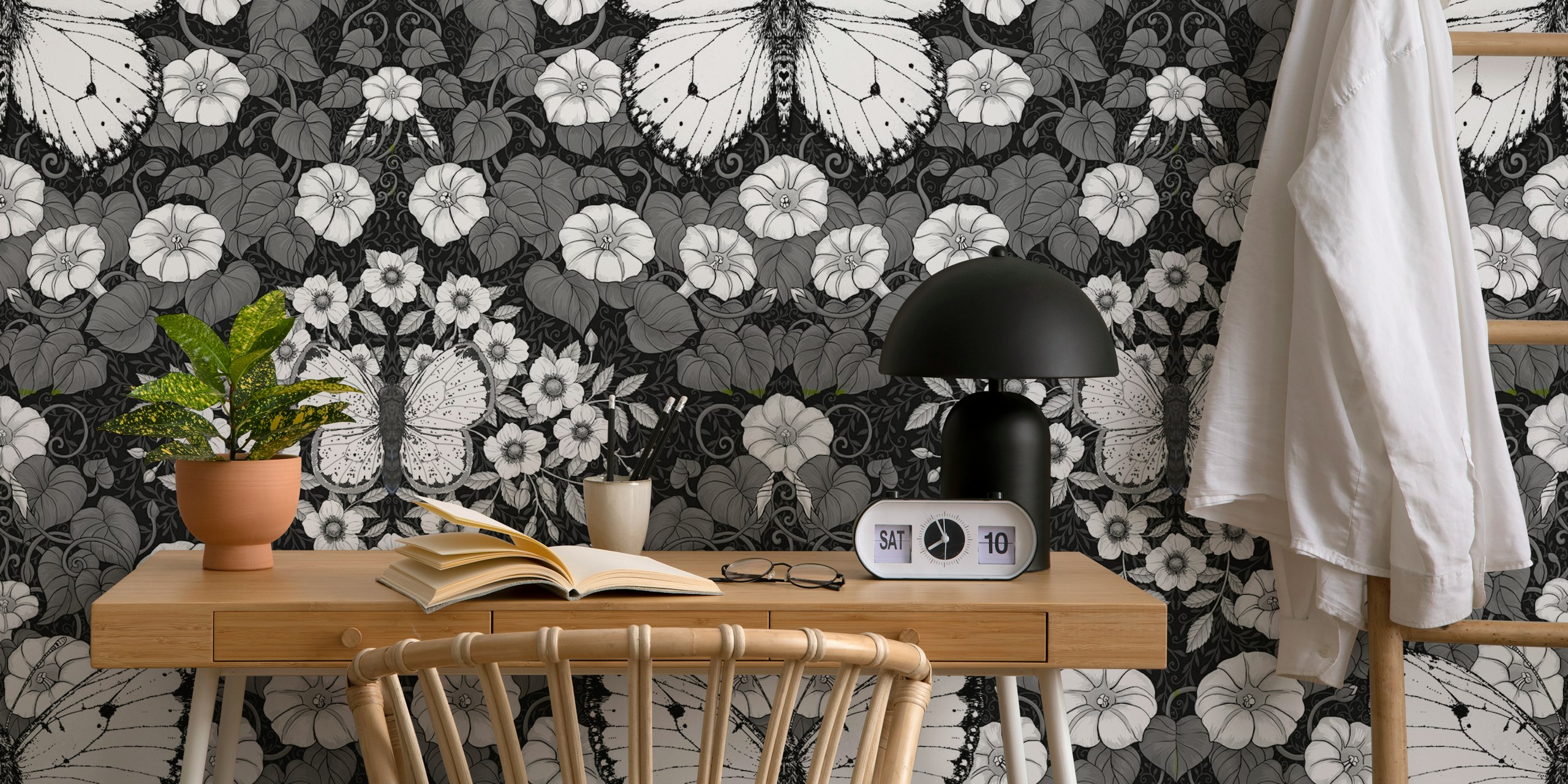 Padrão simétrico monocromático com borboletas e flores para fotomural vinílico de parede