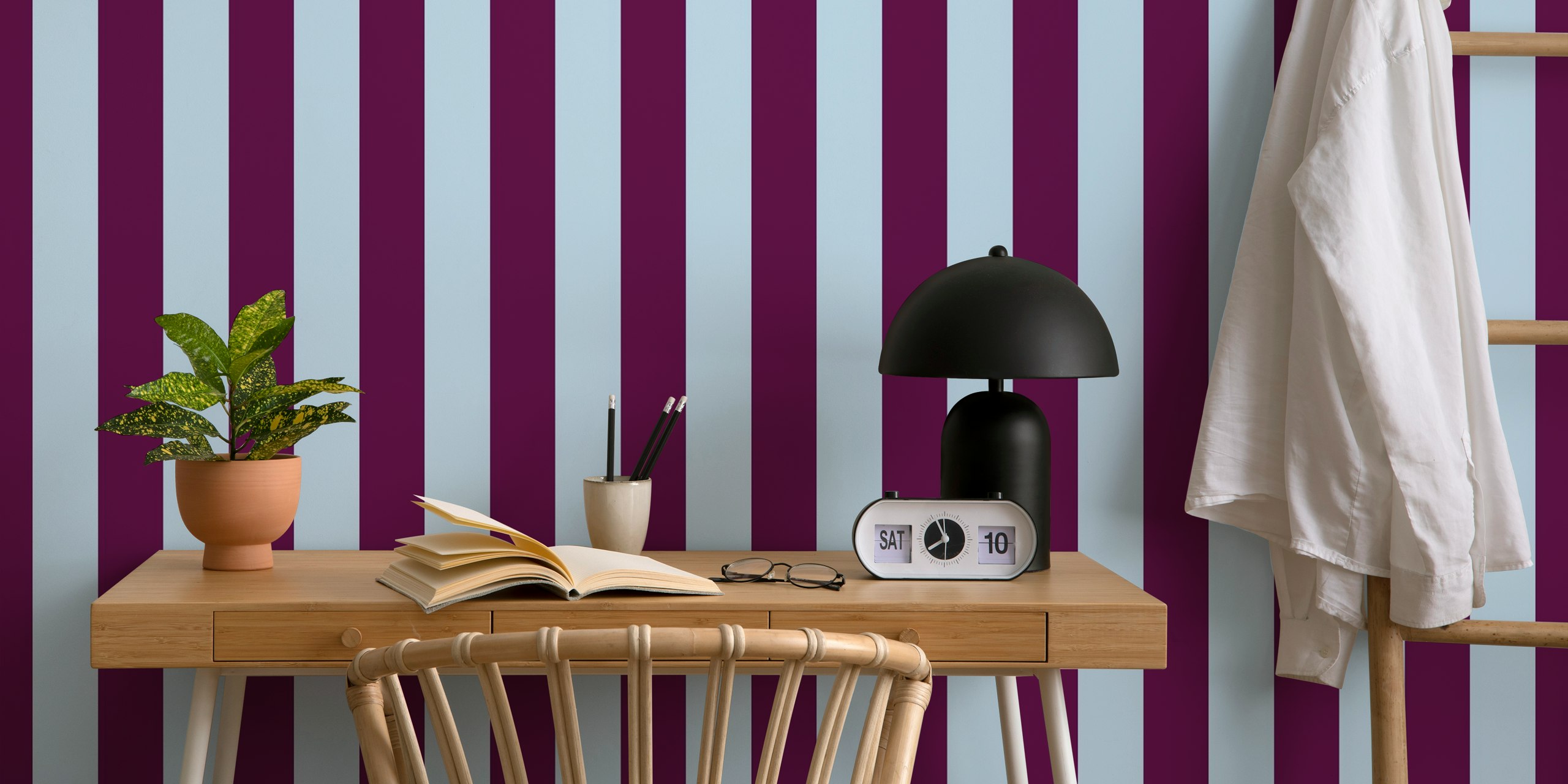 Ταπετσαρία Light Blue-Purple Stripes σε ένα δωμάτιο