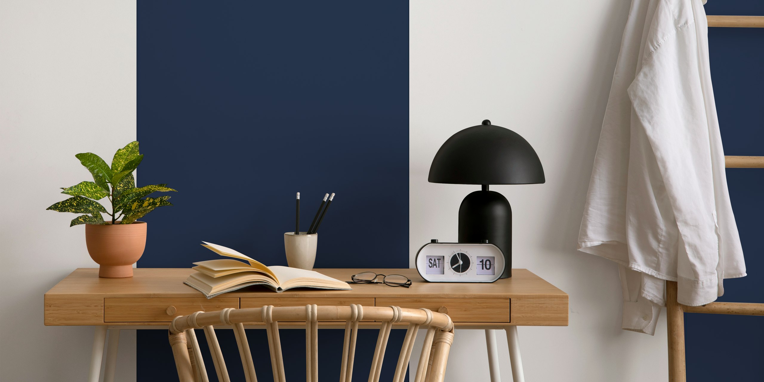 Papier peint à rayures vintage bleu marine et blanc