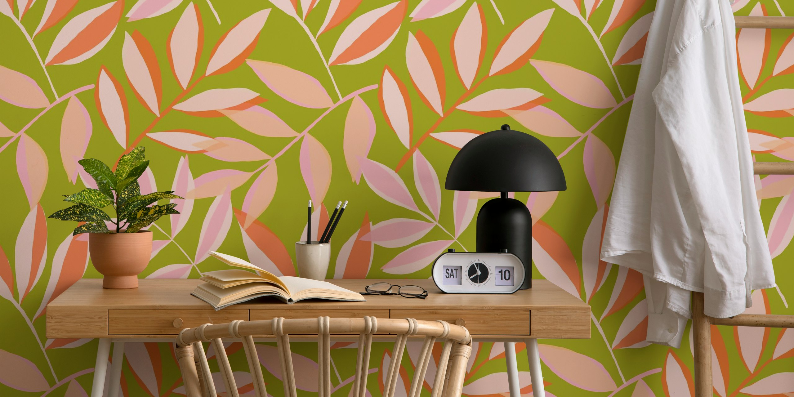 Papier peint mural motif feuilles exotiques aux nuances roses et vertes