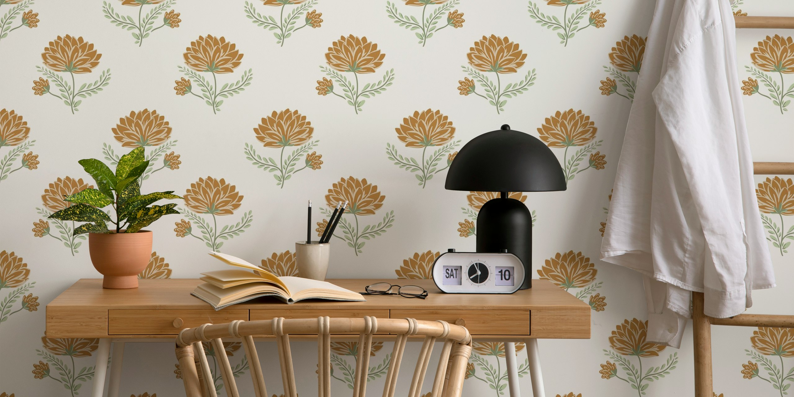 Rusty orange marigold floral Tapete in einem Raum