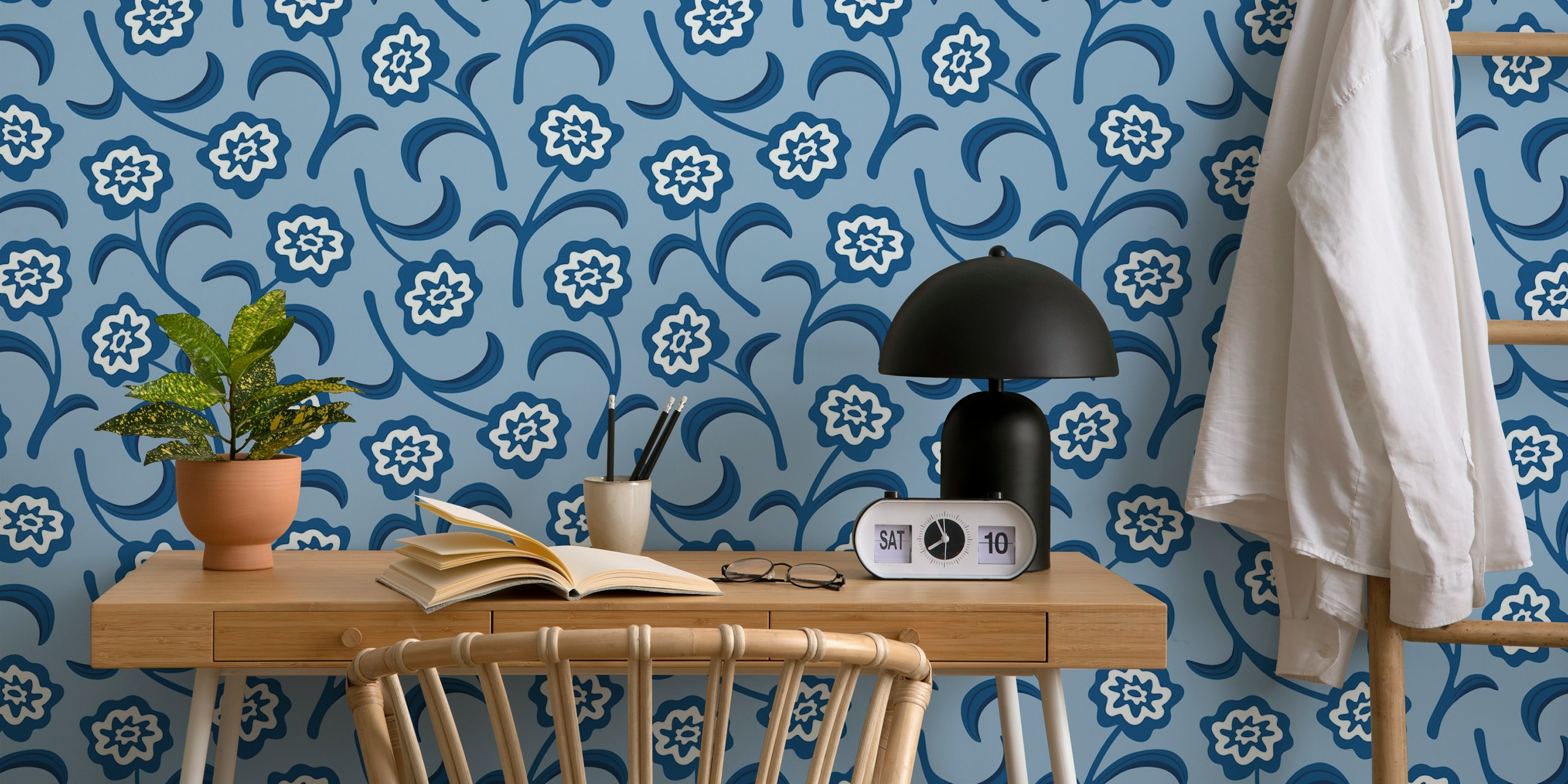 Plavi cvjetni wallpaper u postavci sobe