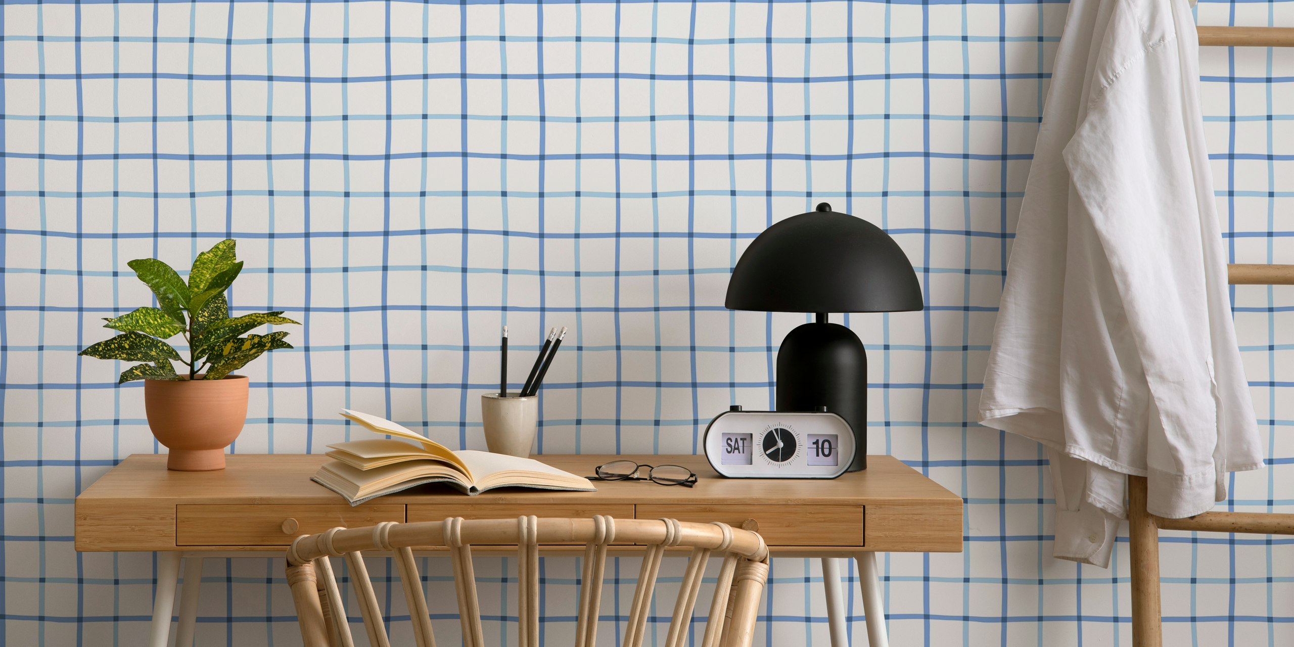 Hand drawn grid in shades of blue in een kamer