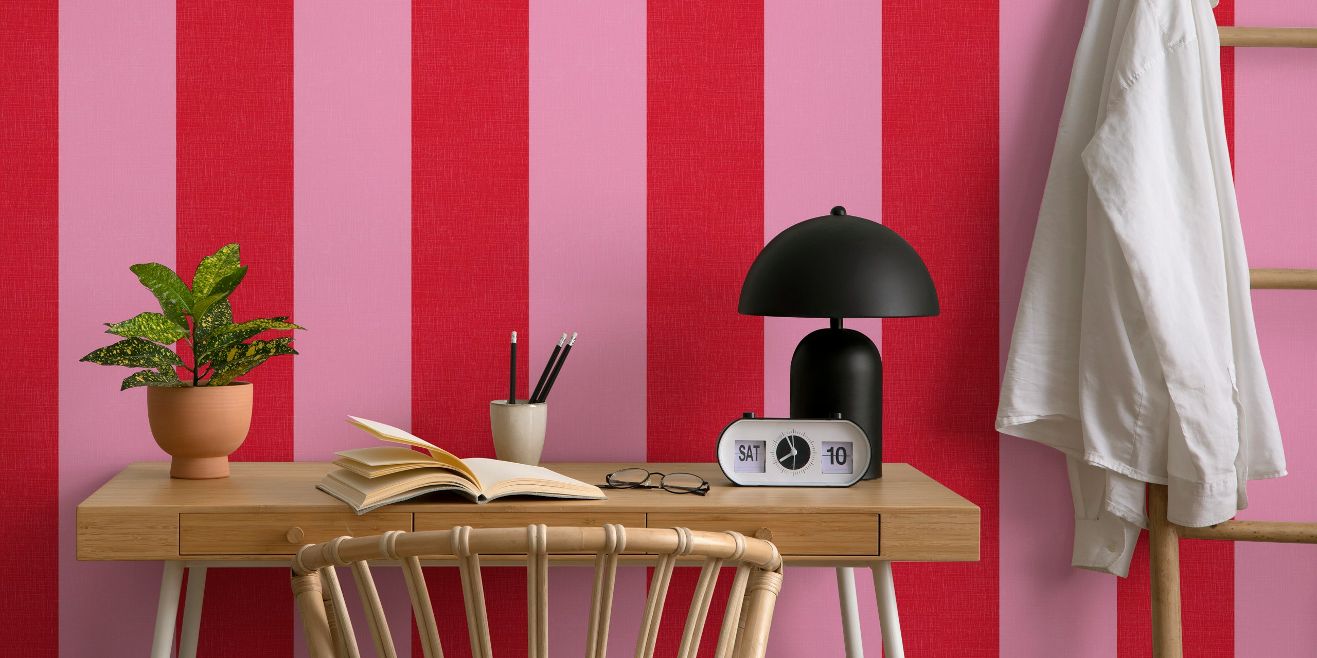 Grande mural de parede com listras texturizadas em rosa e vermelho