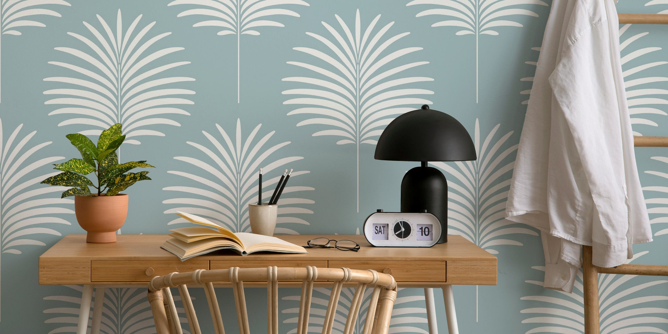 Carta da parati Palm Leaves Scandi Blue in una stanza