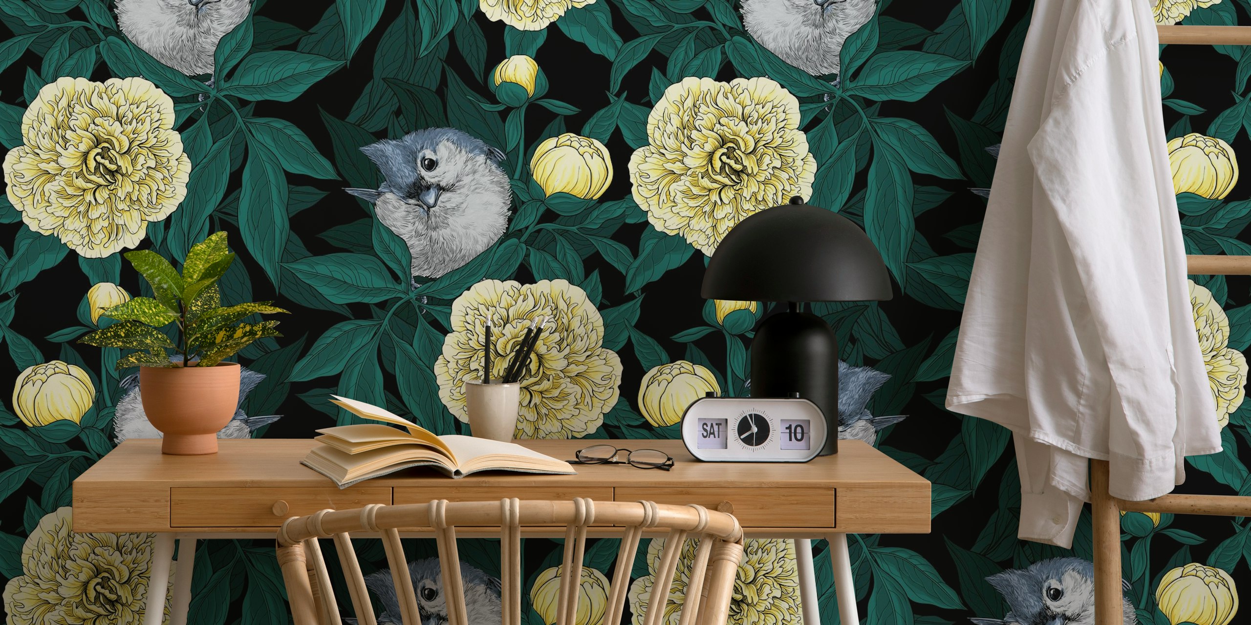 Oiseaux parmi des papiers peints de pivoines jaunes