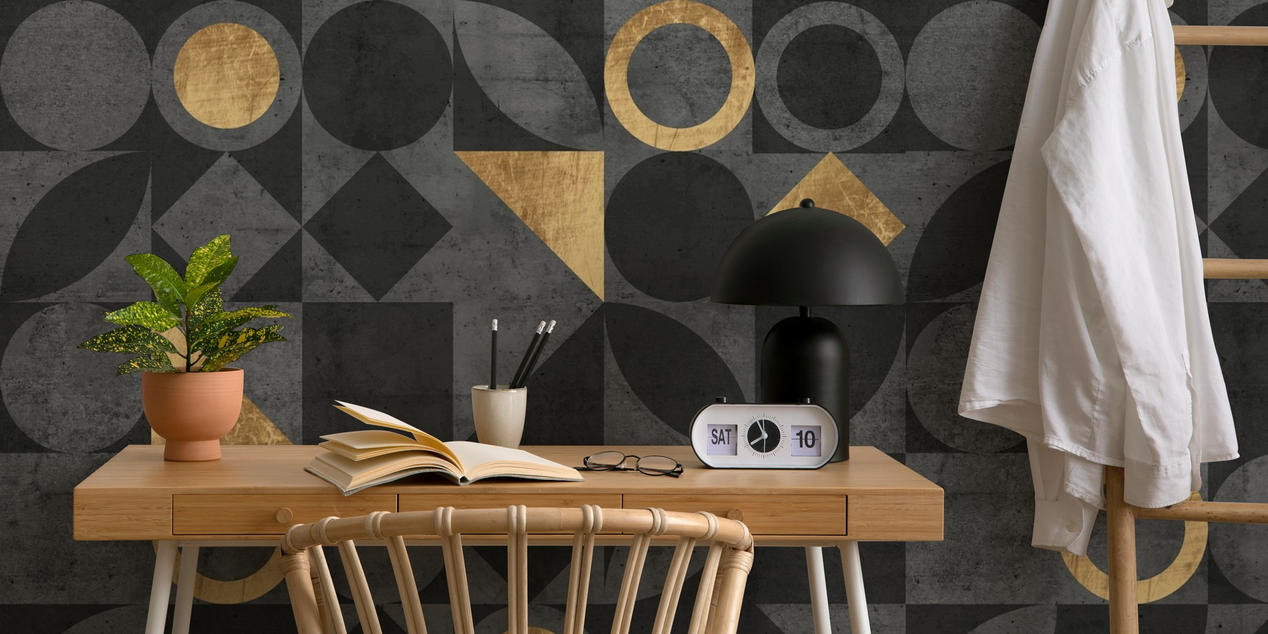 Mid-Century Modern γεωμετρικά σχήματα με χρυσές λεπτομέρειες σε τοίχο με υφή σκυροδέματος