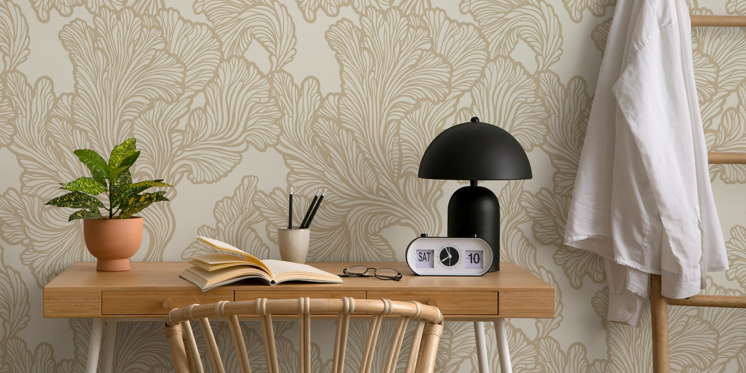 Lämminsävyinen korallipuukuvioinen seinämaalaus kodin sisustukseen