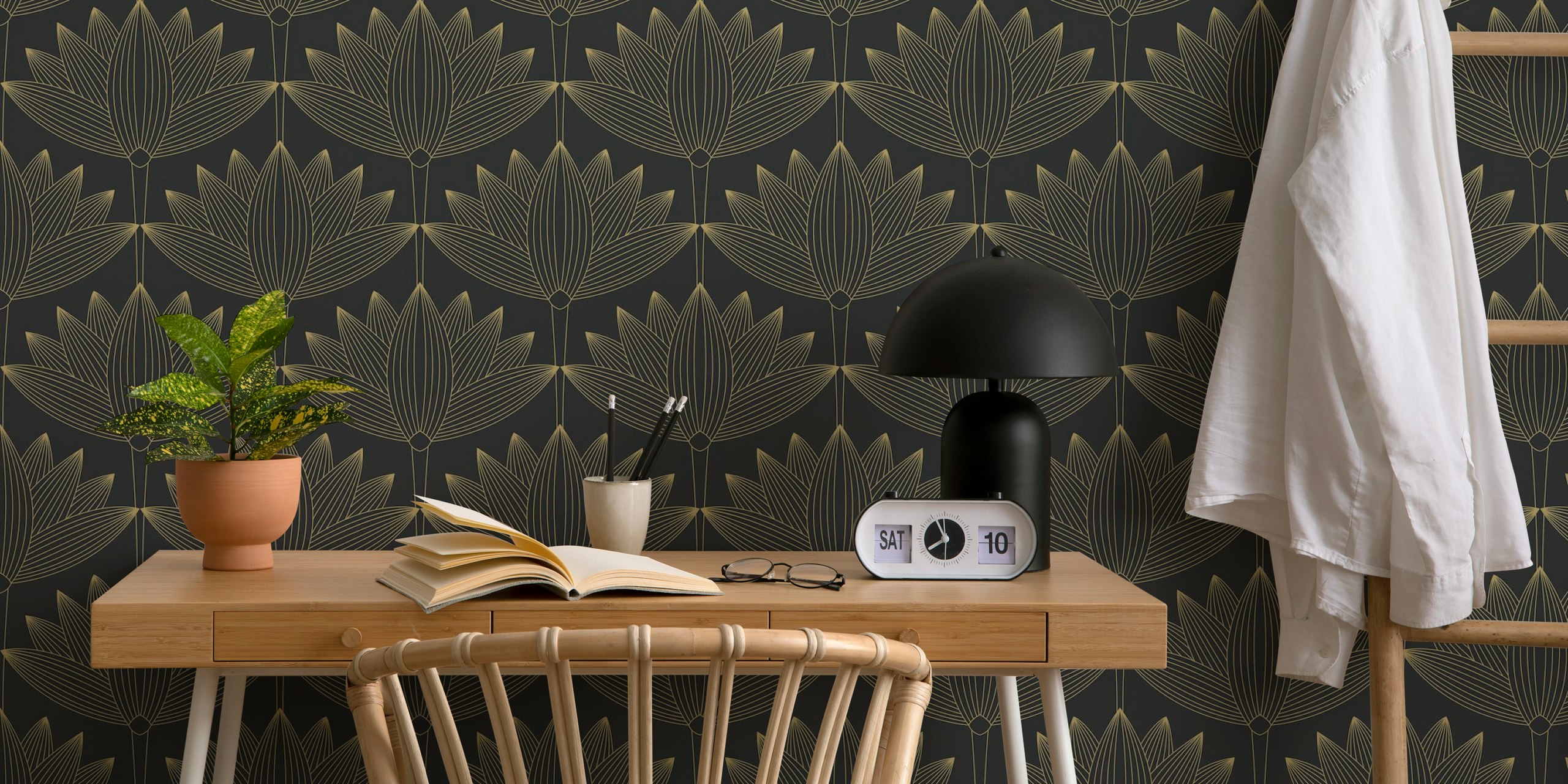 Lotus Art Deco behang in zwart en goud